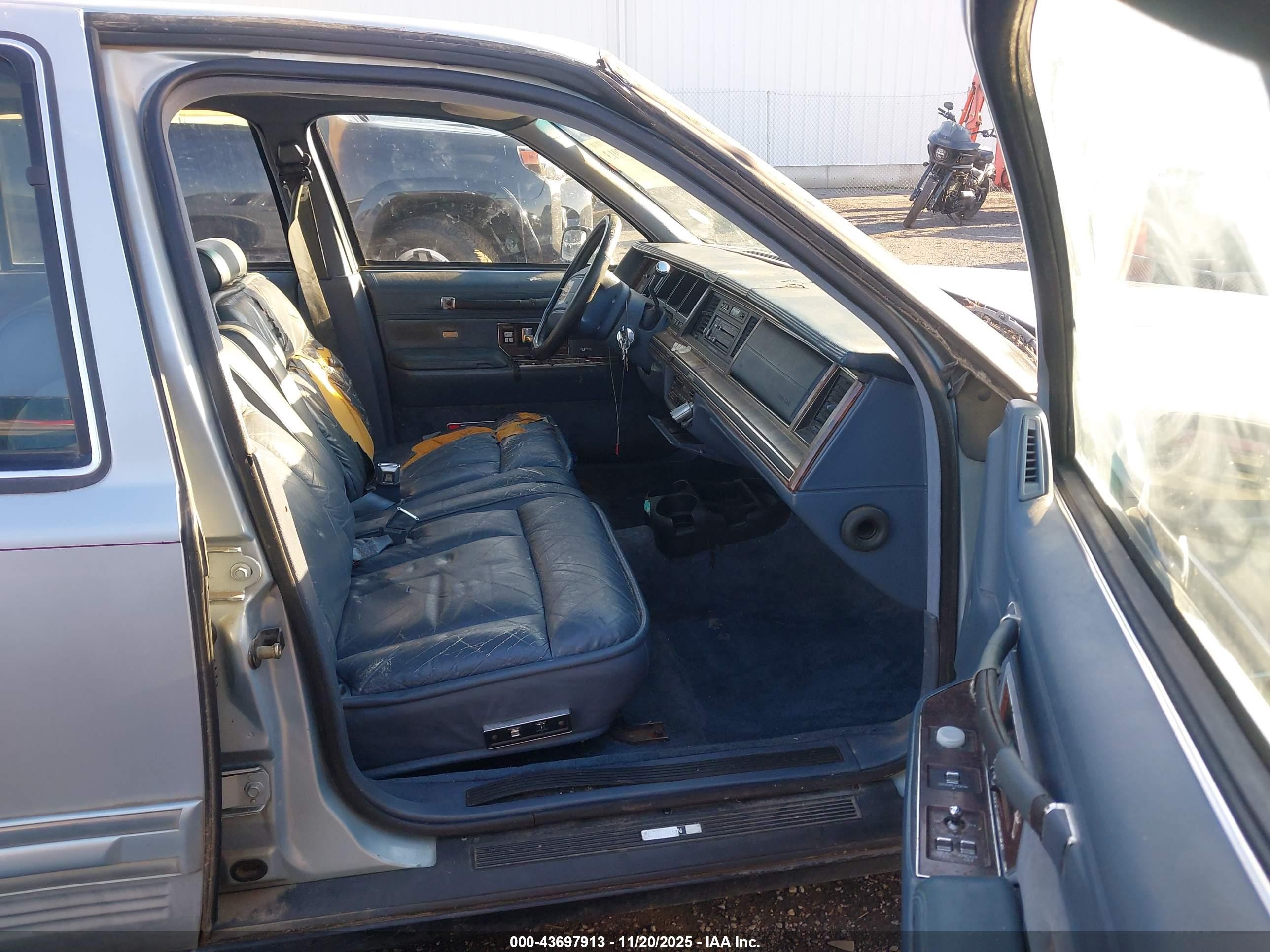 1991 Lincoln Town Car Cartier Серебряный vin: 1LNCM83W4MY644572