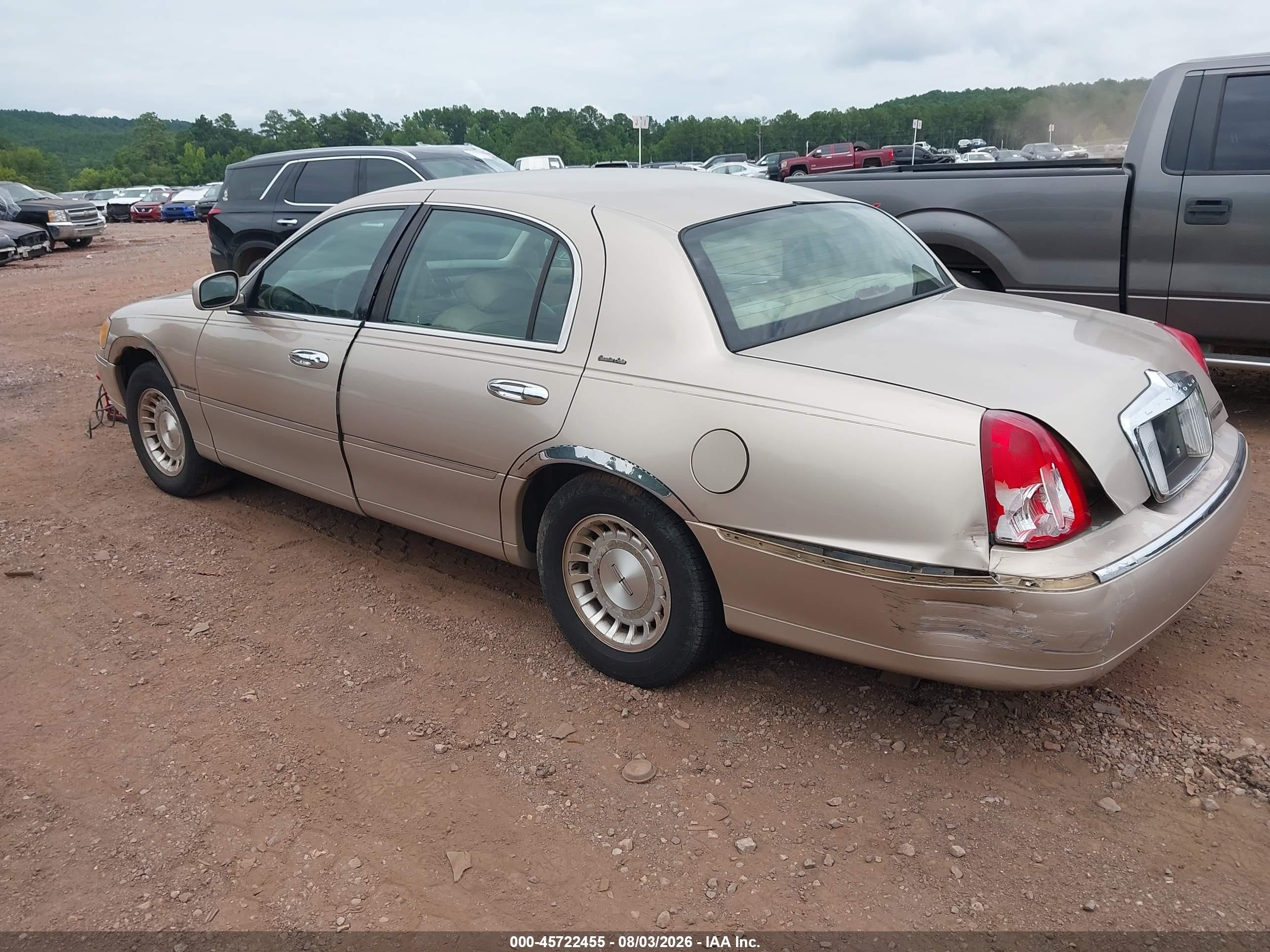 1998 Lincoln Town Car Executive Silver vin: 1LNFM81W0WY649108