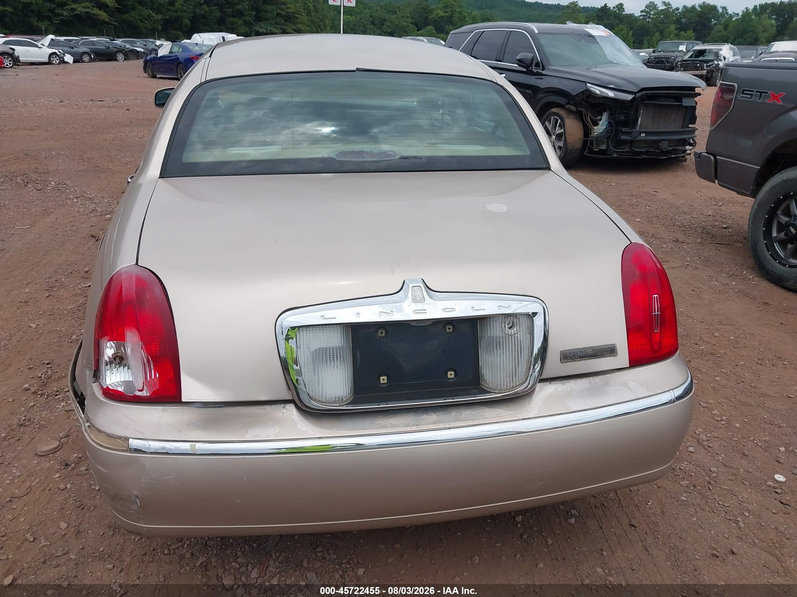 1998 Lincoln Town Car Executive Silver vin: 1LNFM81W0WY649108