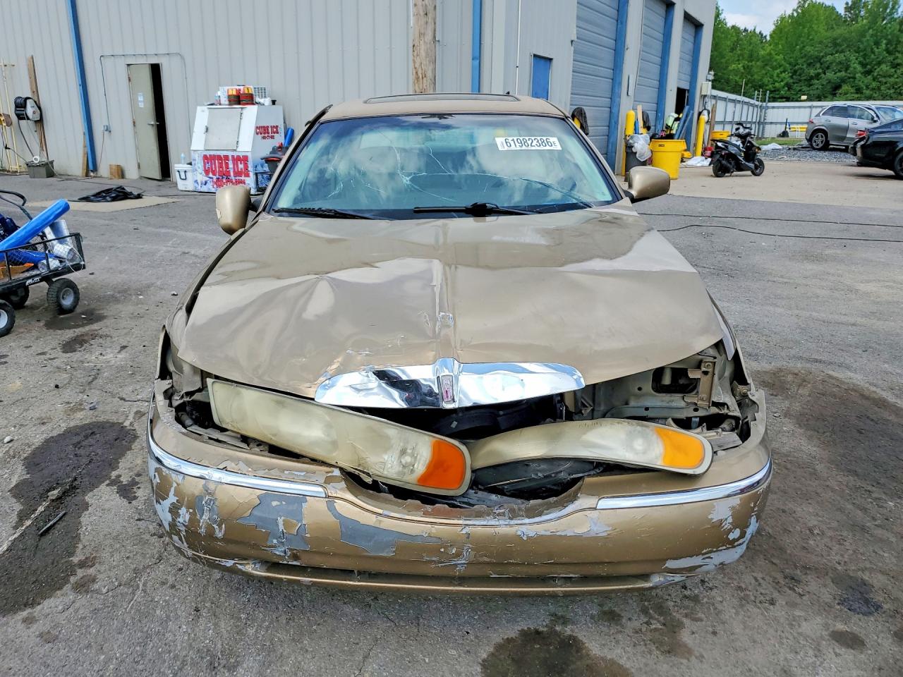 1998 Lincoln Town Car Executive Tan vin: 1LNFM81W0WY692993