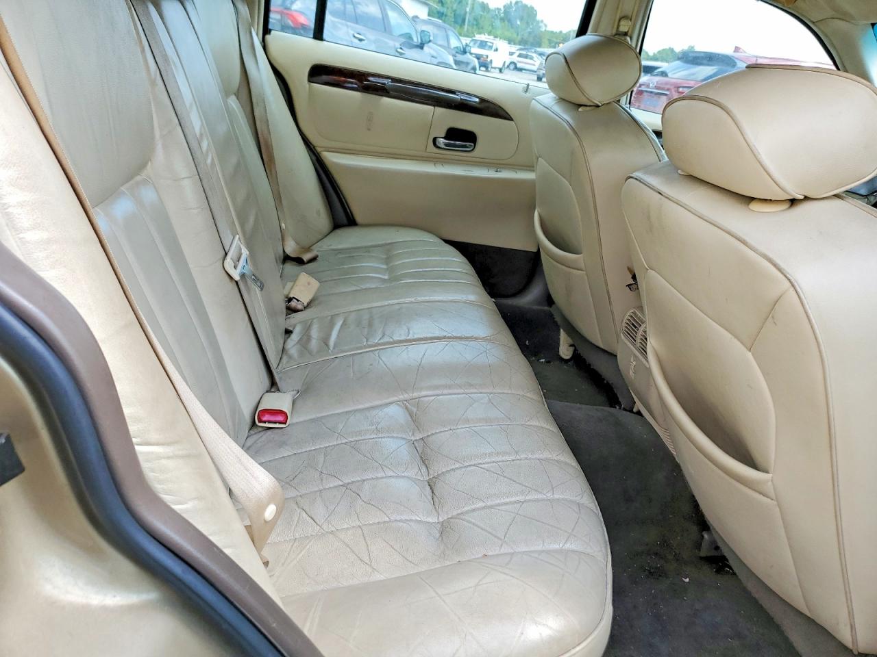 1998 Lincoln Town Car Executive Tan vin: 1LNFM81W0WY692993