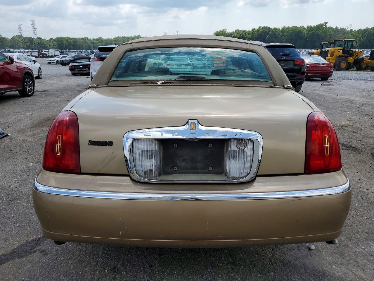 1998 Lincoln Town Car Executive Tan vin: 1LNFM81W0WY692993