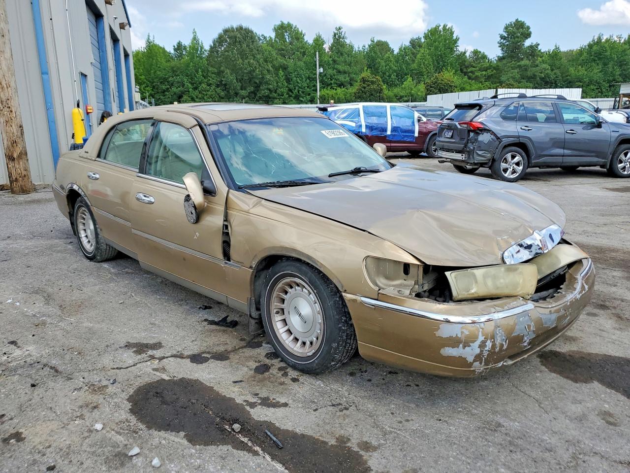 1998 Lincoln Town Car Executive Tan vin: 1LNFM81W0WY692993