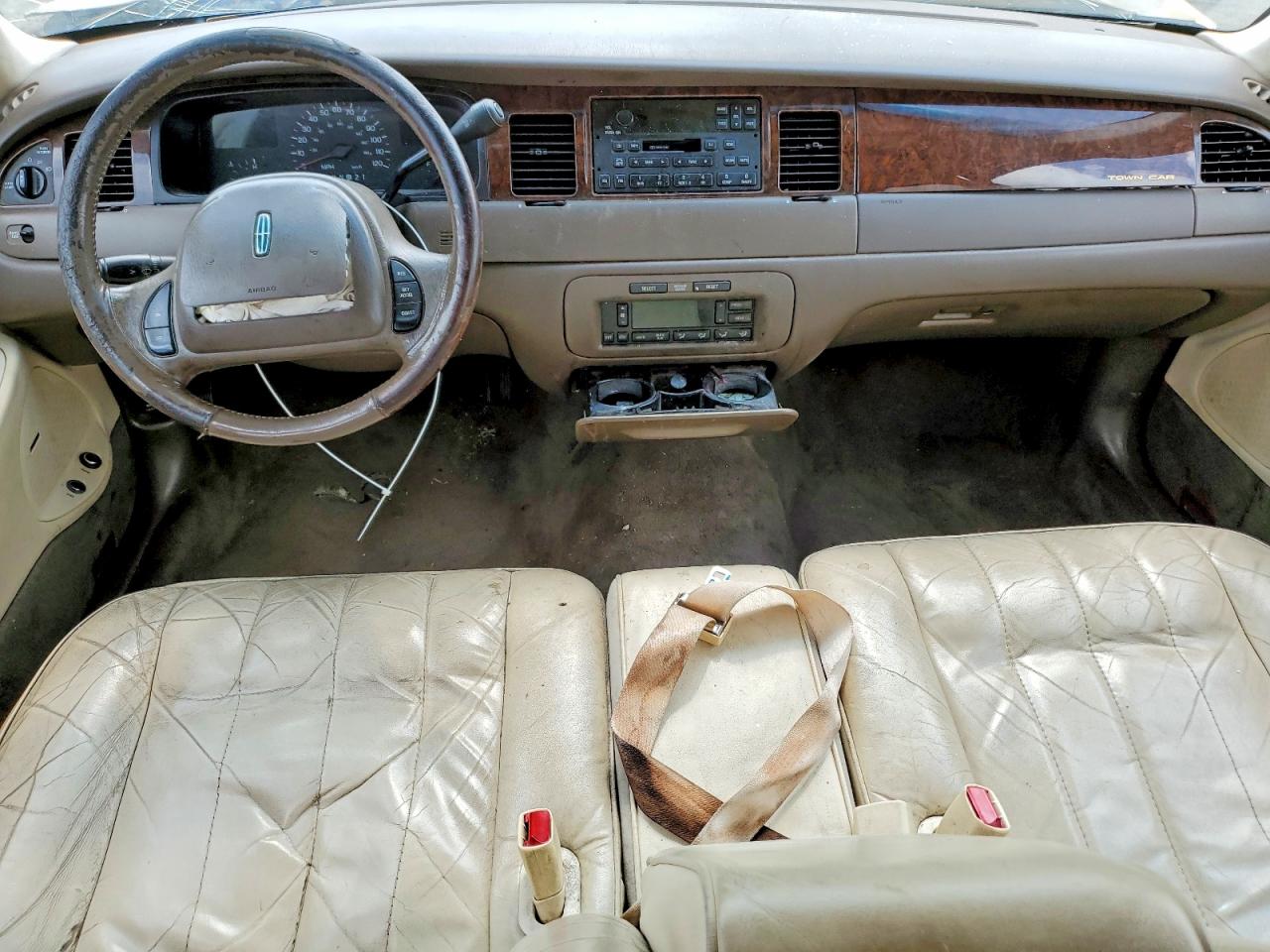 1998 Lincoln Town Car Executive Tan vin: 1LNFM81W0WY692993
