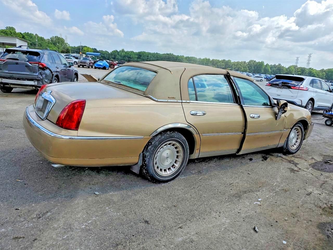 1998 Lincoln Town Car Executive Tan vin: 1LNFM81W0WY692993