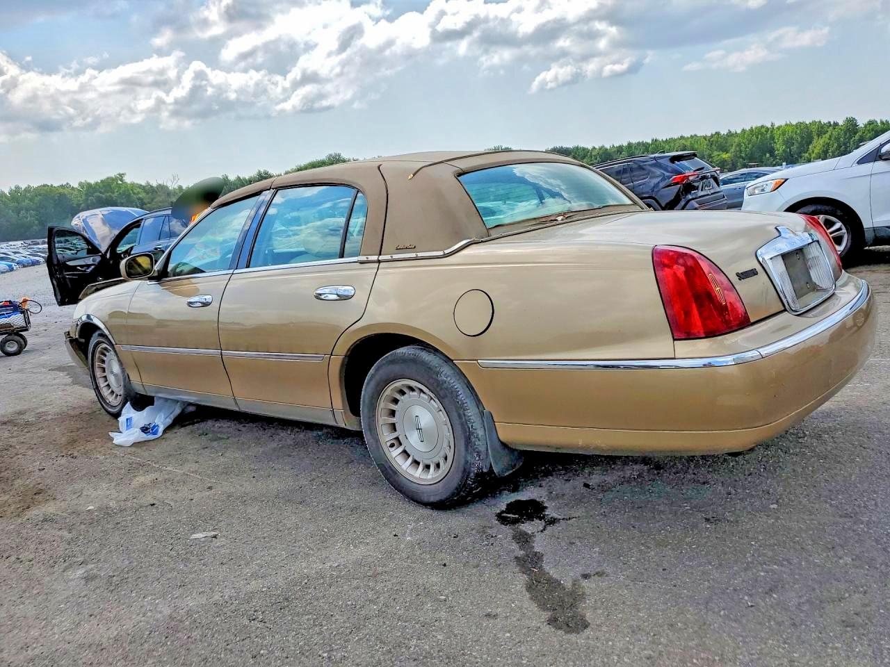 1998 Lincoln Town Car Executive Tan vin: 1LNFM81W0WY692993