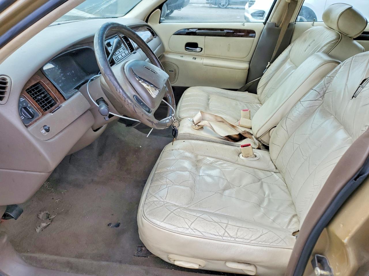 1998 Lincoln Town Car Executive Tan vin: 1LNFM81W0WY692993