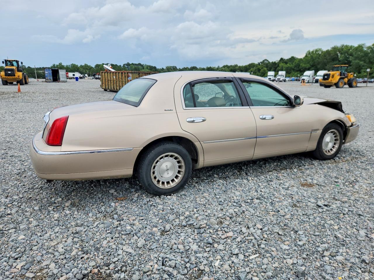 1998 Lincoln Town Car Executive Tan vin: 1LNFM81W4WY609310