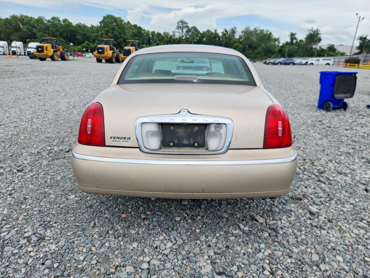 1998 Lincoln Town Car Executive Tan vin: 1LNFM81W4WY609310