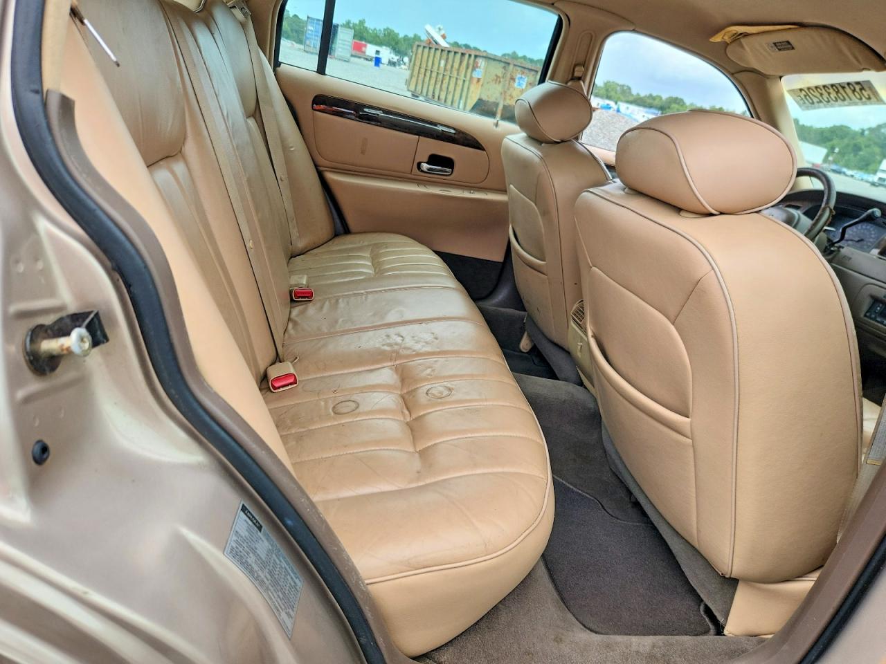 1998 Lincoln Town Car Executive Tan vin: 1LNFM81W4WY609310
