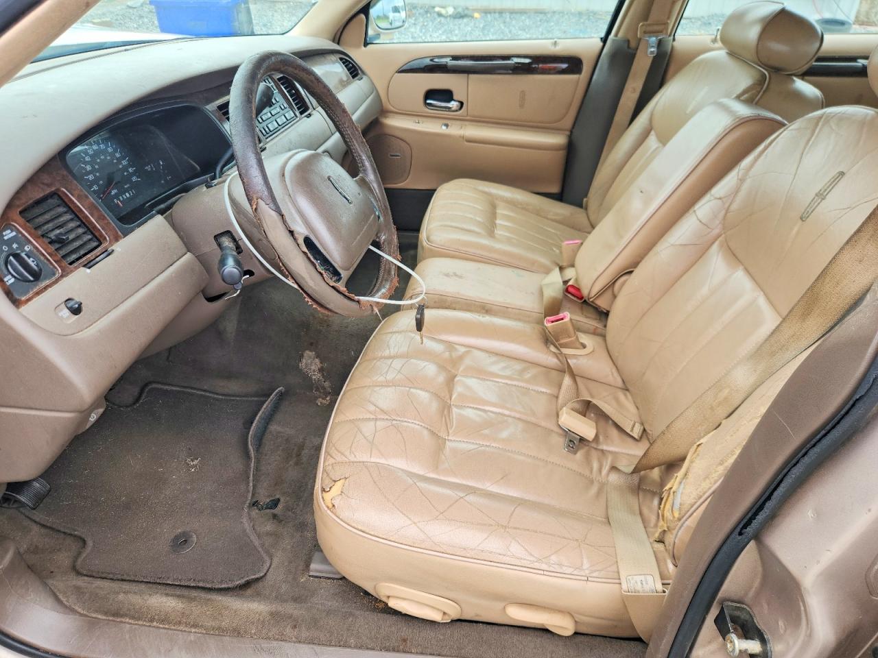 1998 Lincoln Town Car Executive Tan vin: 1LNFM81W4WY609310