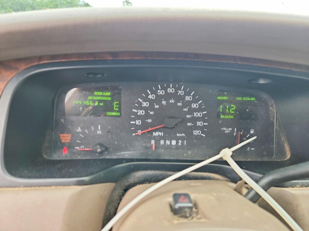 1998 Lincoln Town Car Executive Tan vin: 1LNFM81W4WY609310