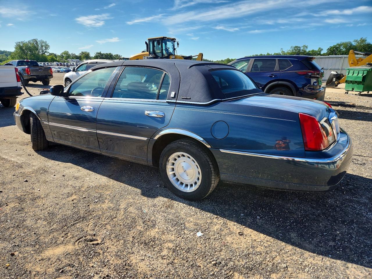 1998 Lincoln Town Car Executive Синий vin: 1LNFM81W5WY639769