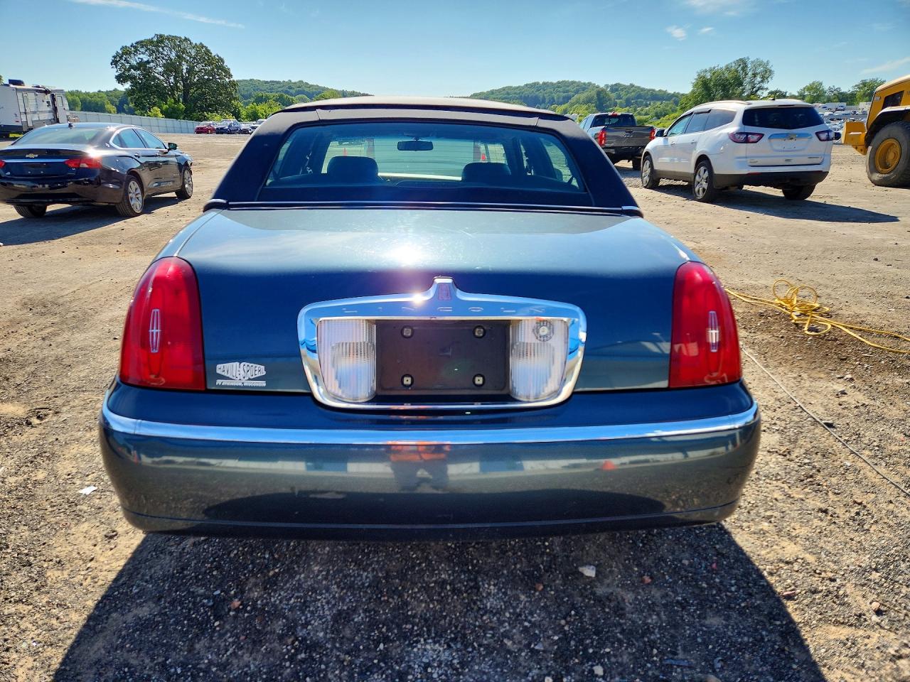 1998 Lincoln Town Car Executive Синий vin: 1LNFM81W5WY639769