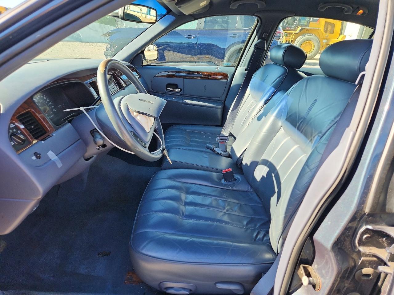 1998 Lincoln Town Car Executive Синий vin: 1LNFM81W5WY639769