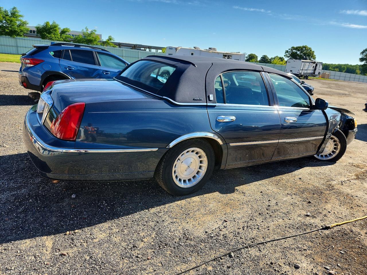 1998 Lincoln Town Car Executive Синий vin: 1LNFM81W5WY639769