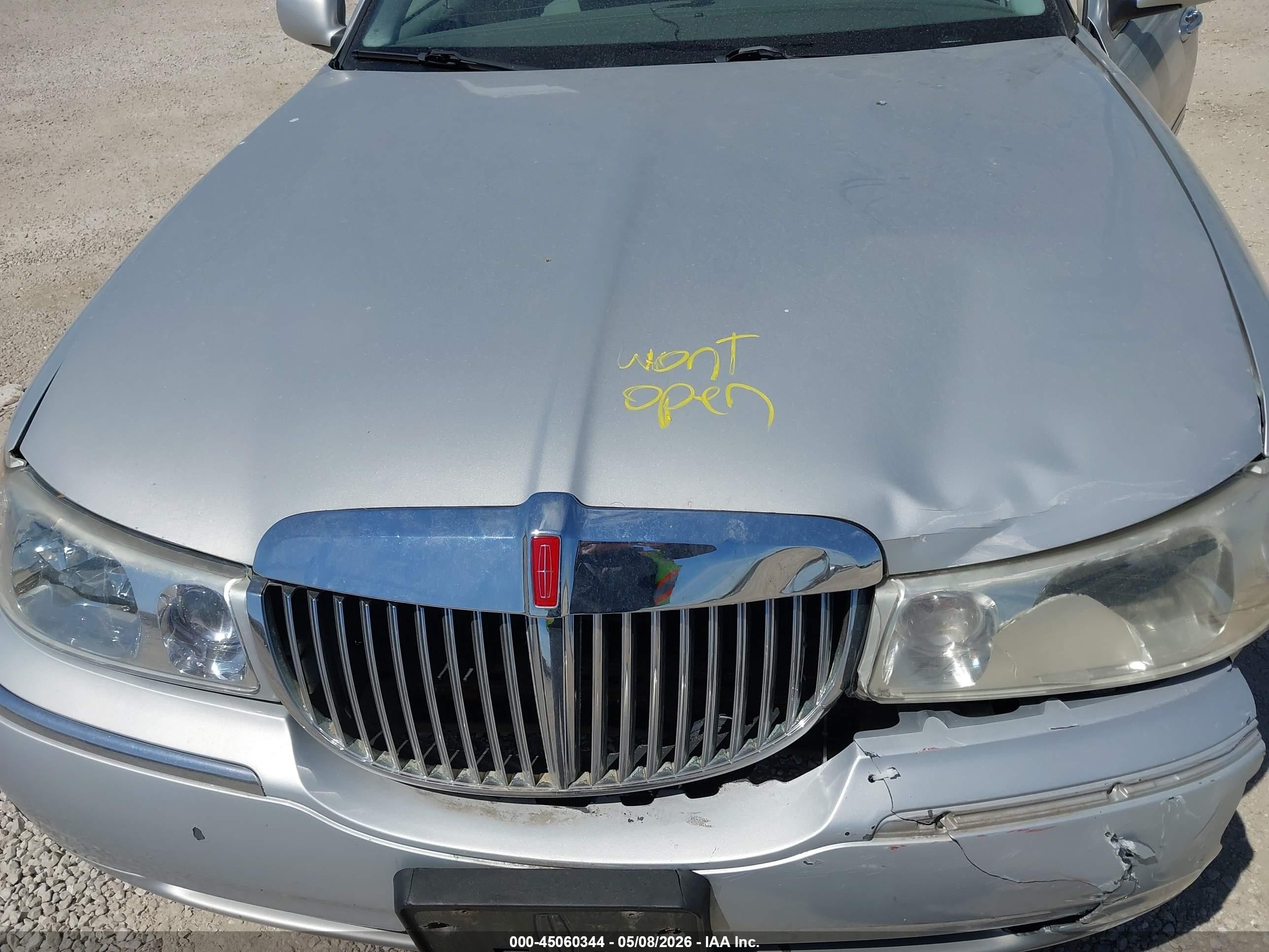 1998 Lincoln Town Car Executive Серебряный vin: 1LNFM81W6WY689130