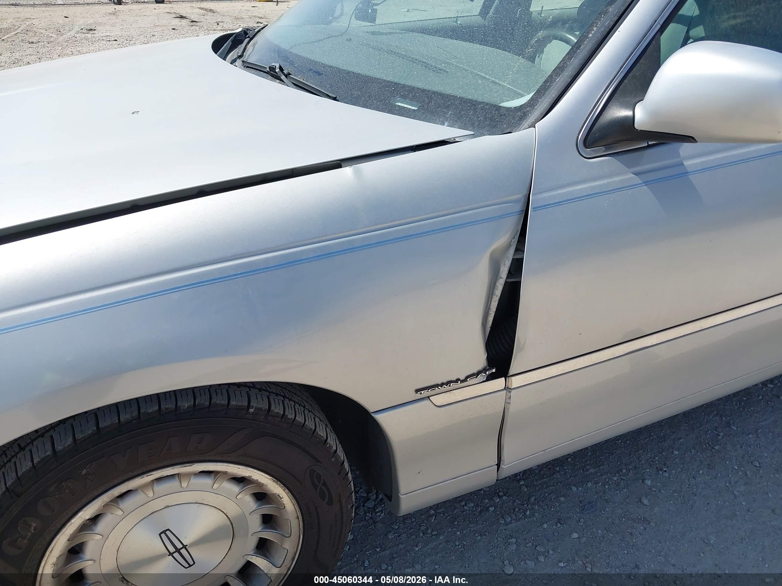 1998 Lincoln Town Car Executive Серебряный vin: 1LNFM81W6WY689130