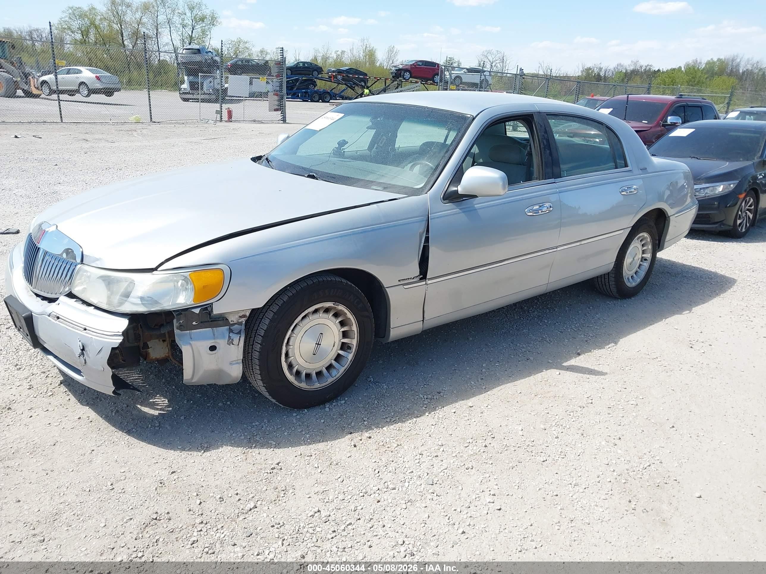 1998 Lincoln Town Car Executive Серебряный vin: 1LNFM81W6WY689130