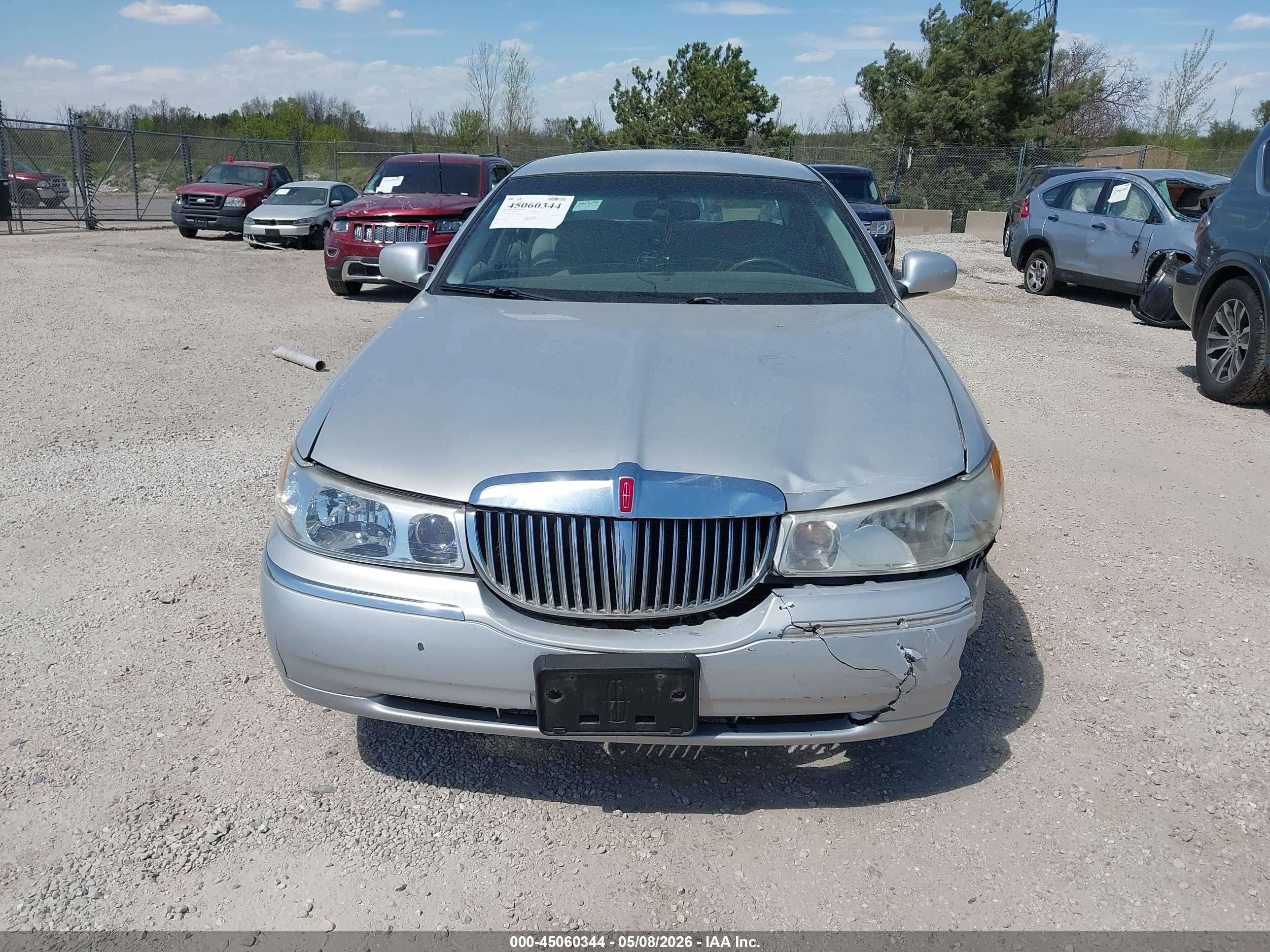 1998 Lincoln Town Car Executive Серебряный vin: 1LNFM81W6WY689130