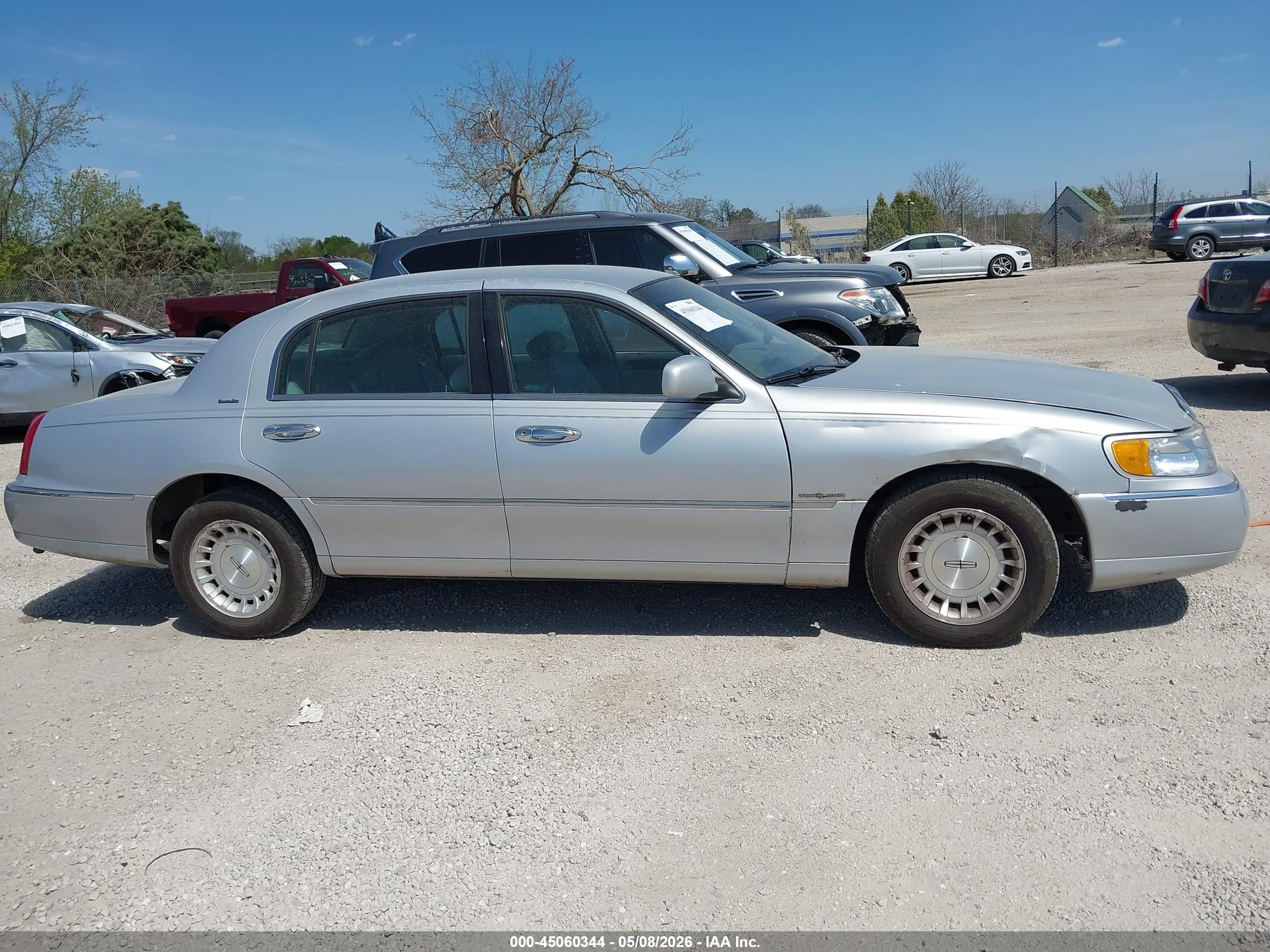1998 Lincoln Town Car Executive Серебряный vin: 1LNFM81W6WY689130