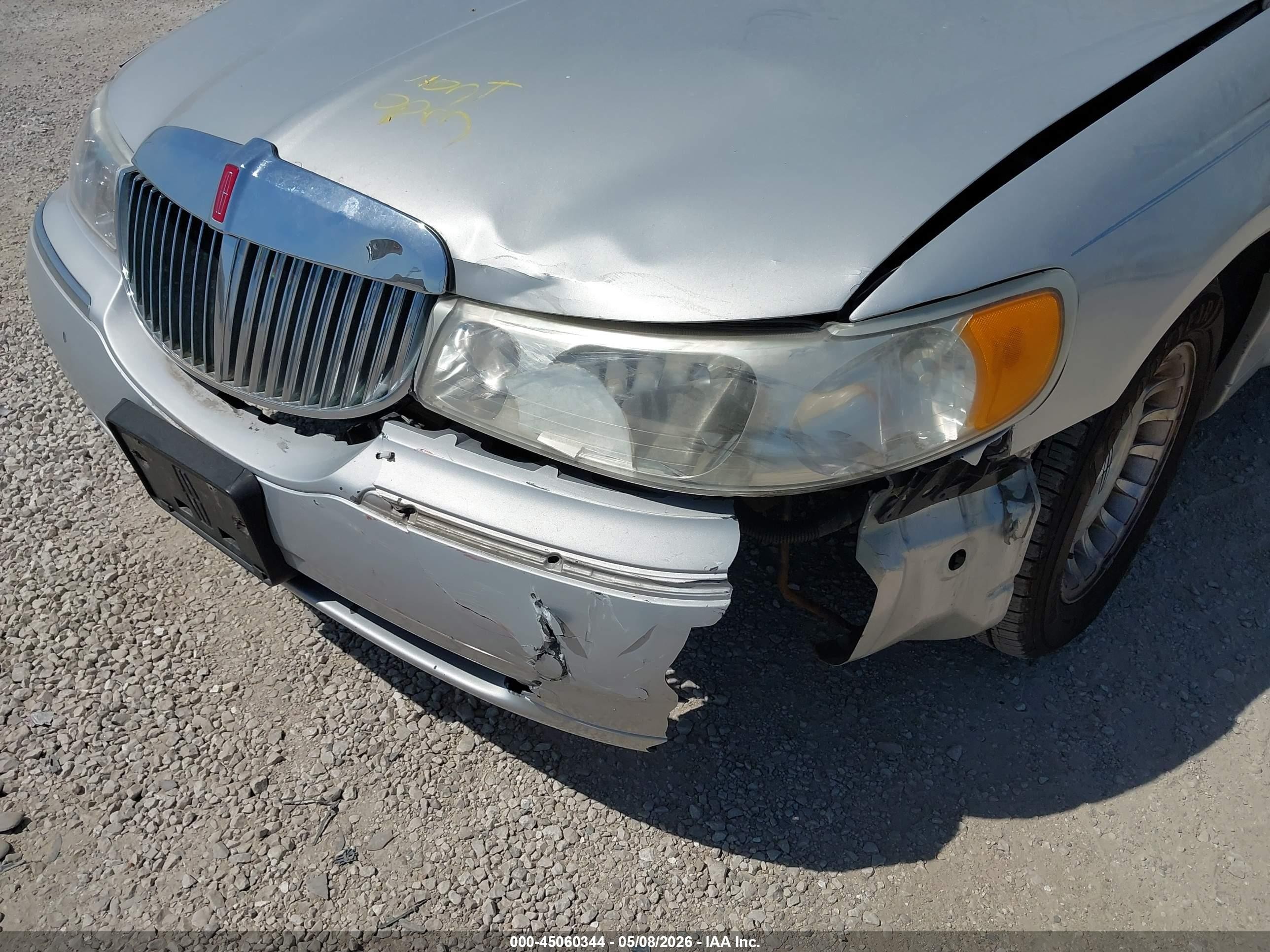1998 Lincoln Town Car Executive Серебряный vin: 1LNFM81W6WY689130