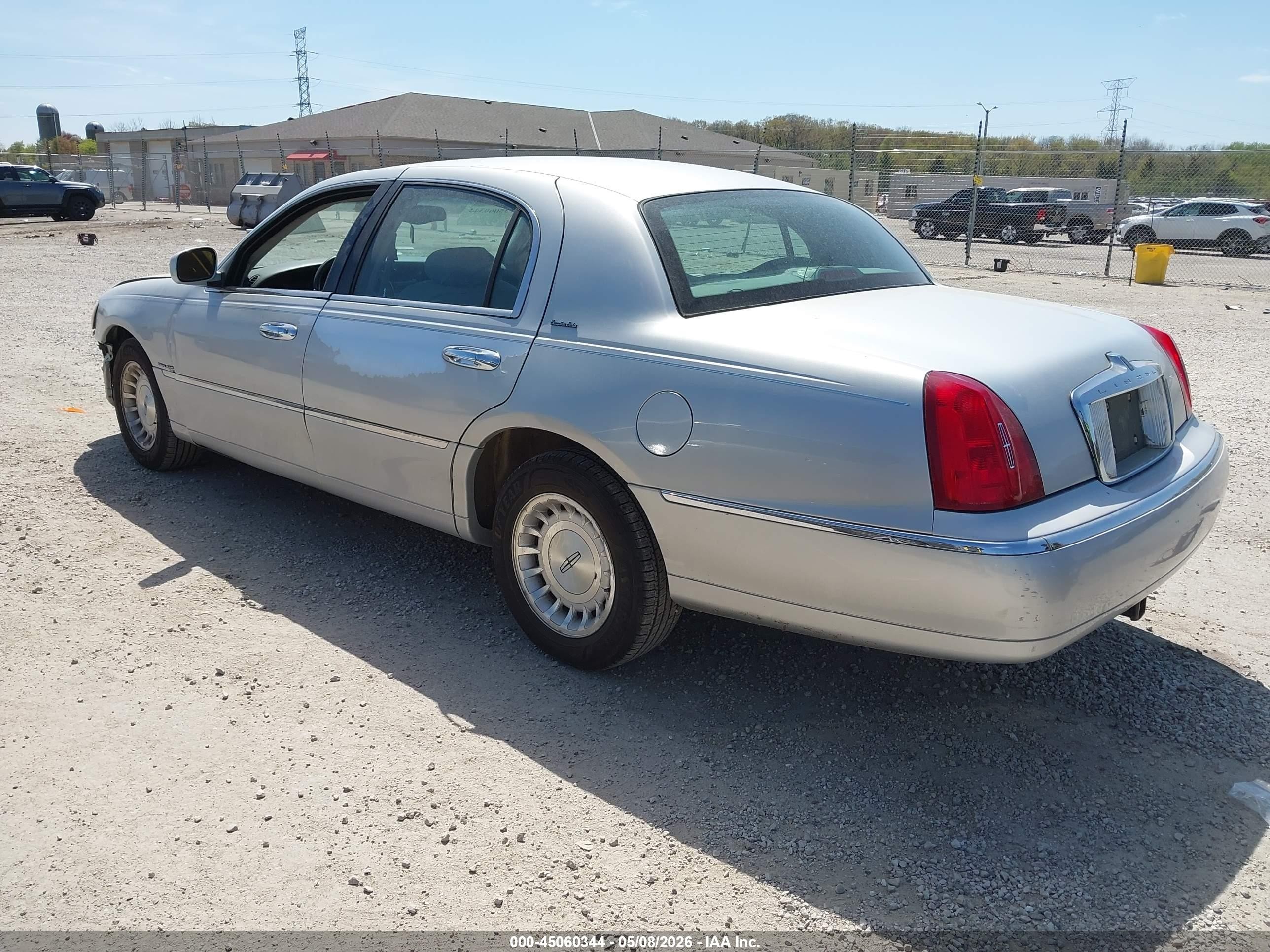 1998 Lincoln Town Car Executive Серебряный vin: 1LNFM81W6WY689130