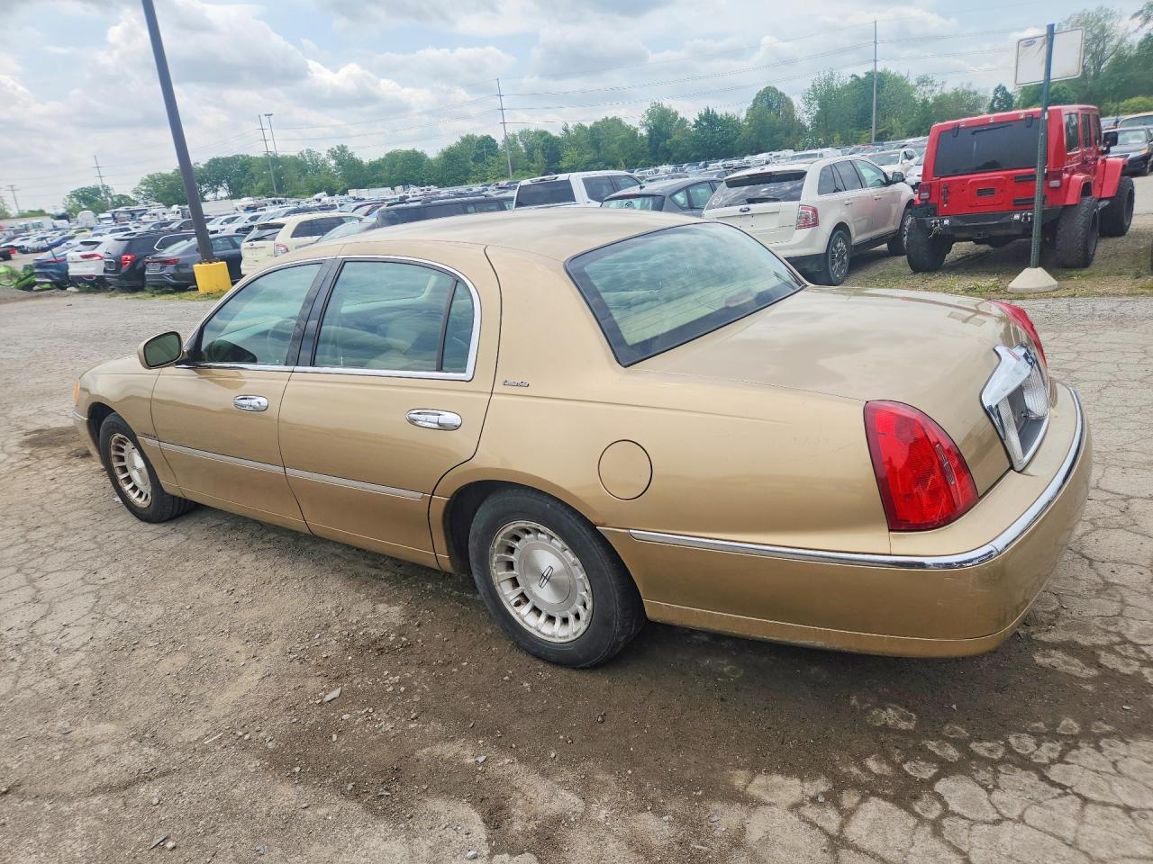 1998 Lincoln Town Car Executive Gold vin: 1LNFM81W6WY725107
