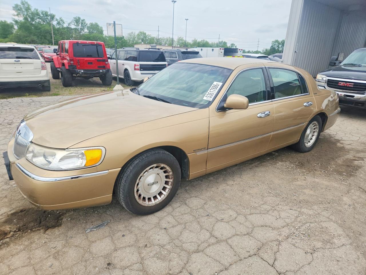 1998 Lincoln Town Car Executive Gold vin: 1LNFM81W6WY725107