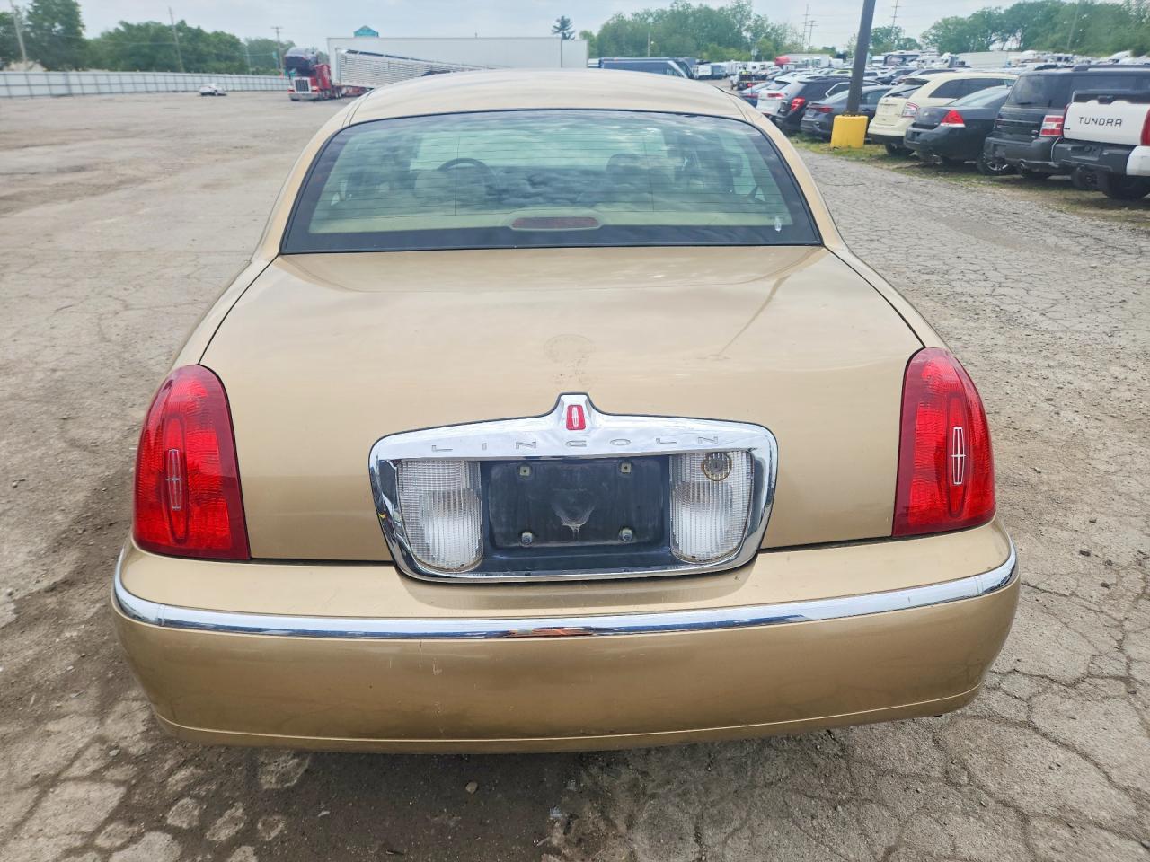 1998 Lincoln Town Car Executive Gold vin: 1LNFM81W6WY725107