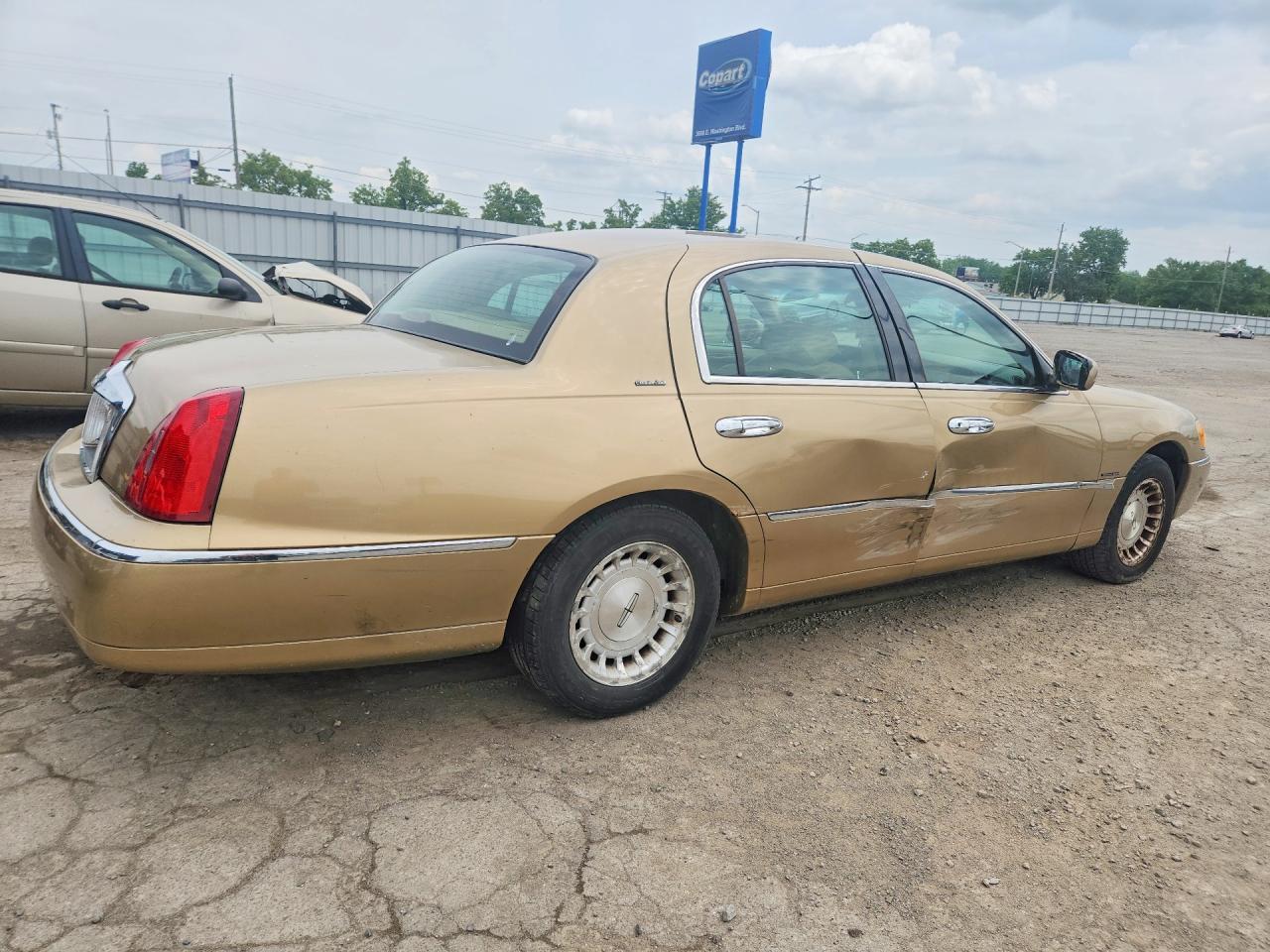 1998 Lincoln Town Car Executive Gold vin: 1LNFM81W6WY725107