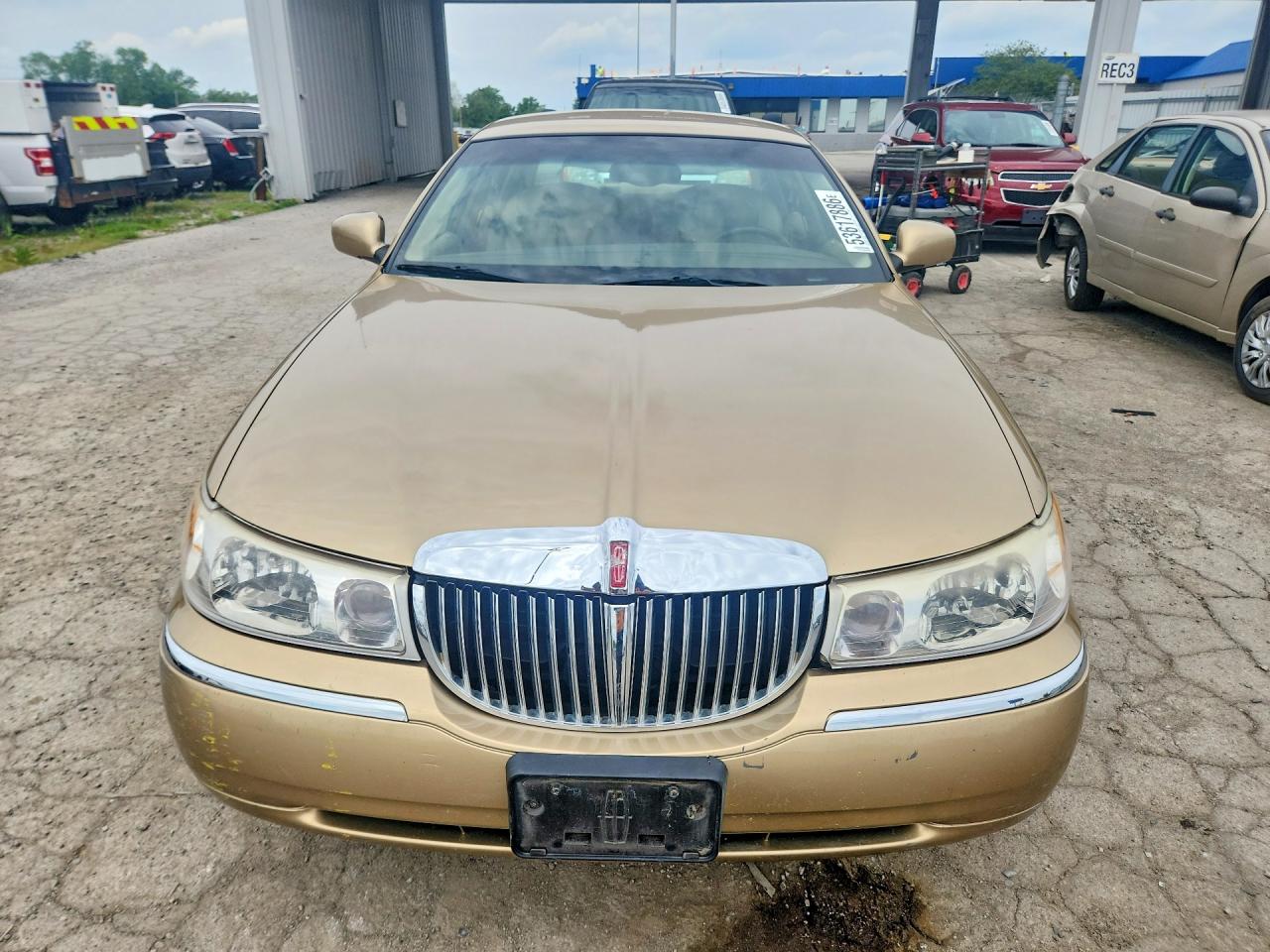 1998 Lincoln Town Car Executive Gold vin: 1LNFM81W6WY725107