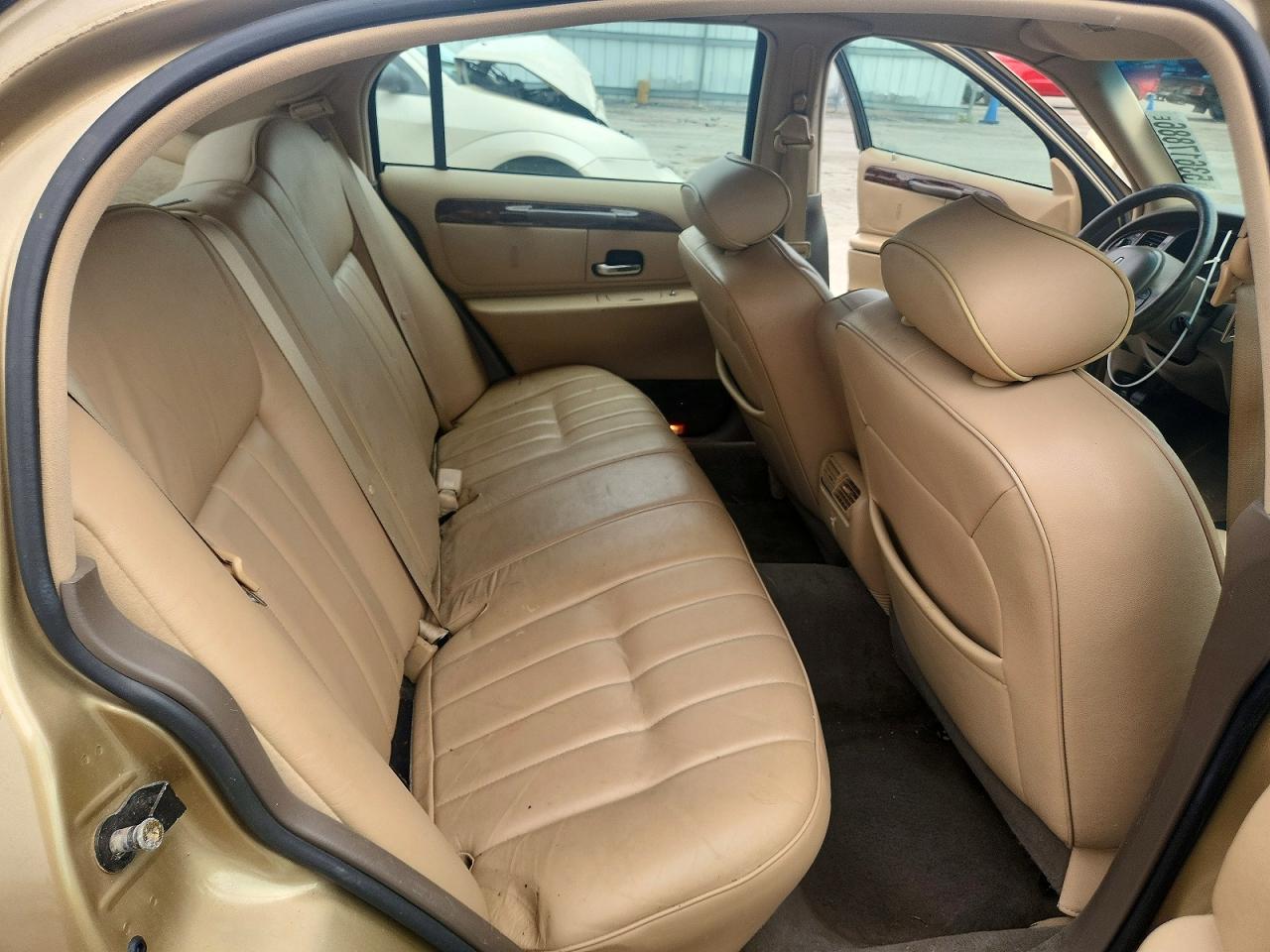 1998 Lincoln Town Car Executive Gold vin: 1LNFM81W6WY725107