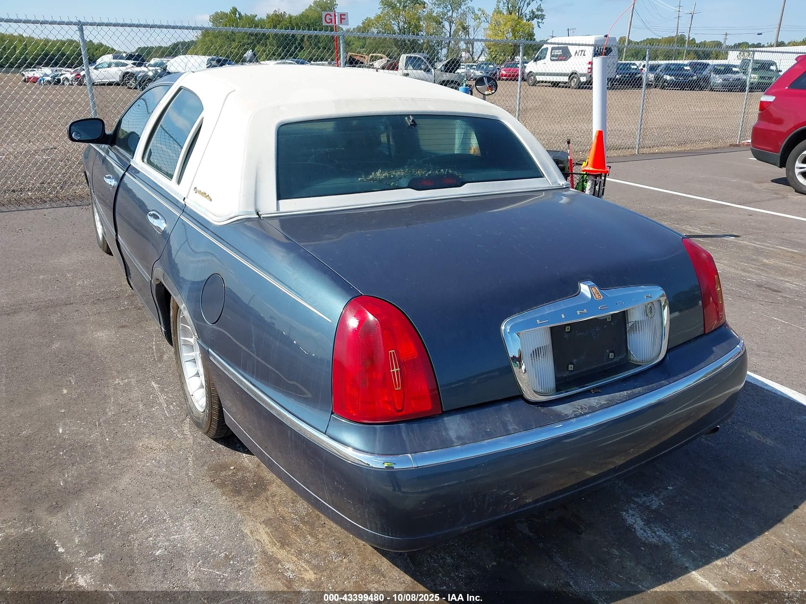 1998 Lincoln Town Car Executive Navy vin: 1LNFM81W7WY661515