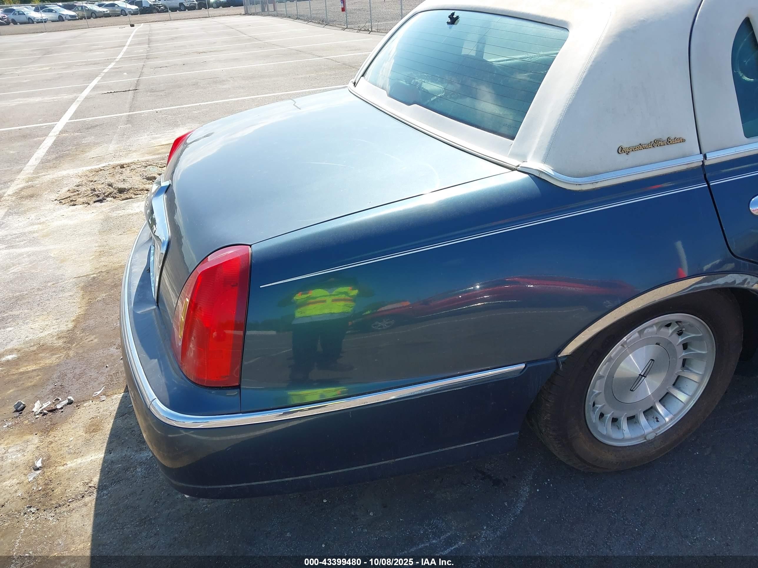 1998 Lincoln Town Car Executive Navy vin: 1LNFM81W7WY661515