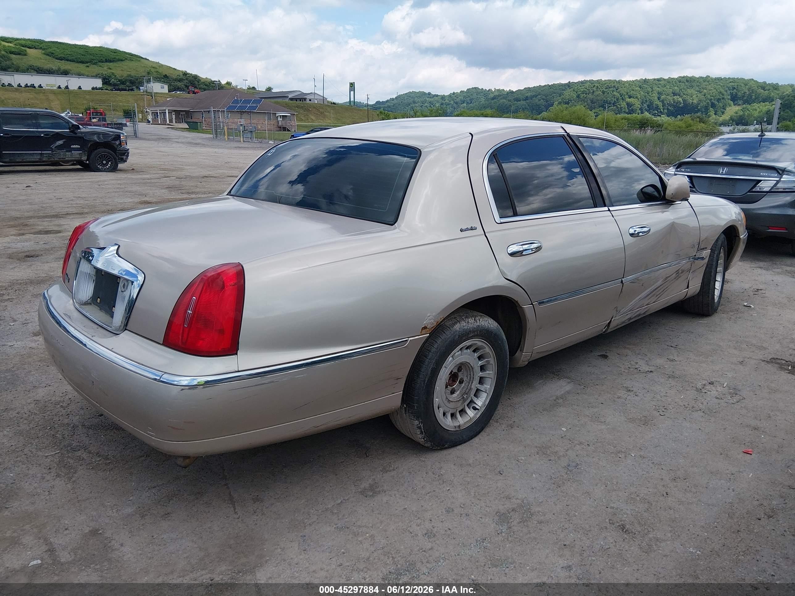1998 Lincoln Town Car Executive Gold vin: 1LNFM81W9WY703375