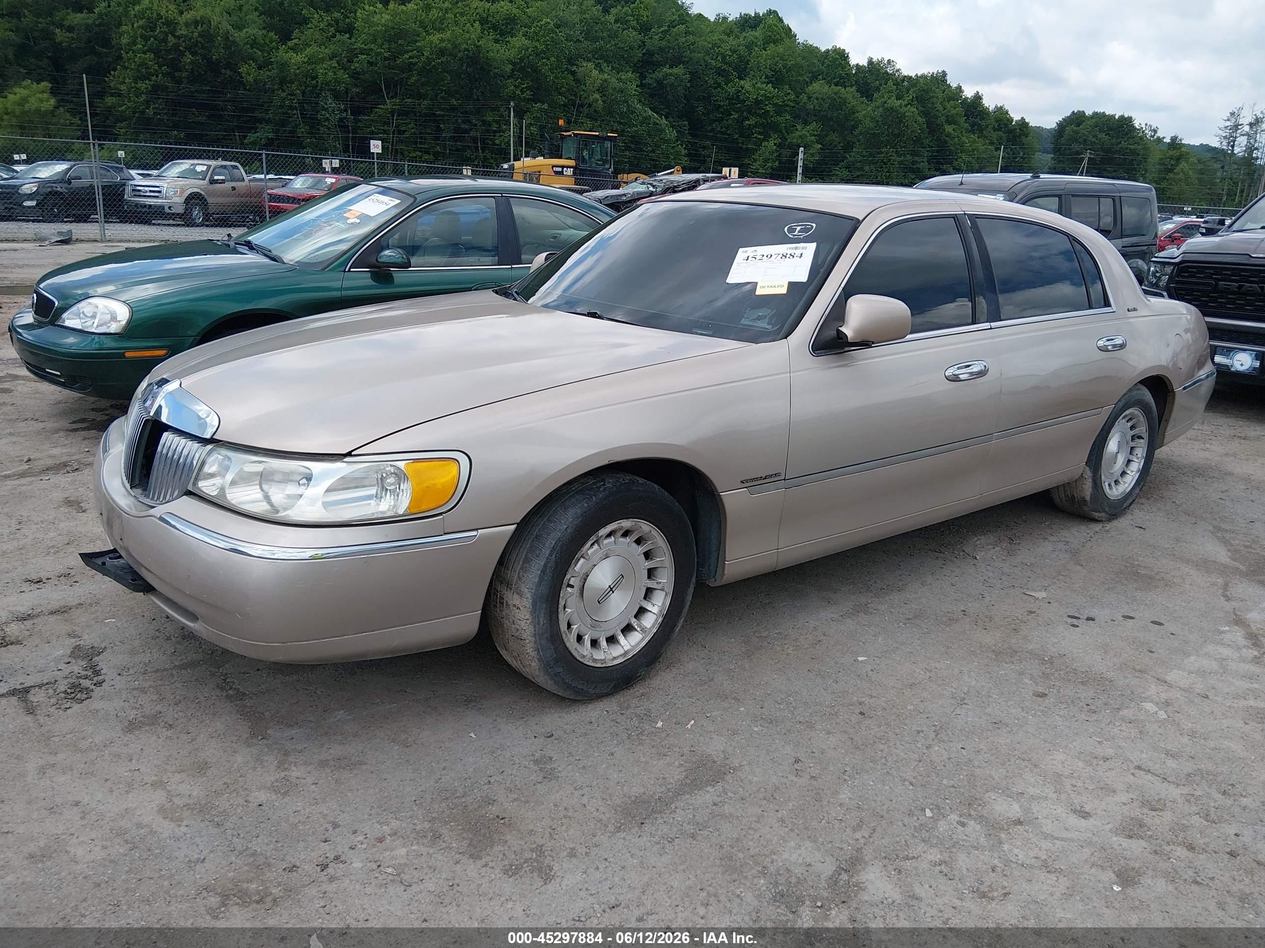 1998 Lincoln Town Car Executive Gold vin: 1LNFM81W9WY703375