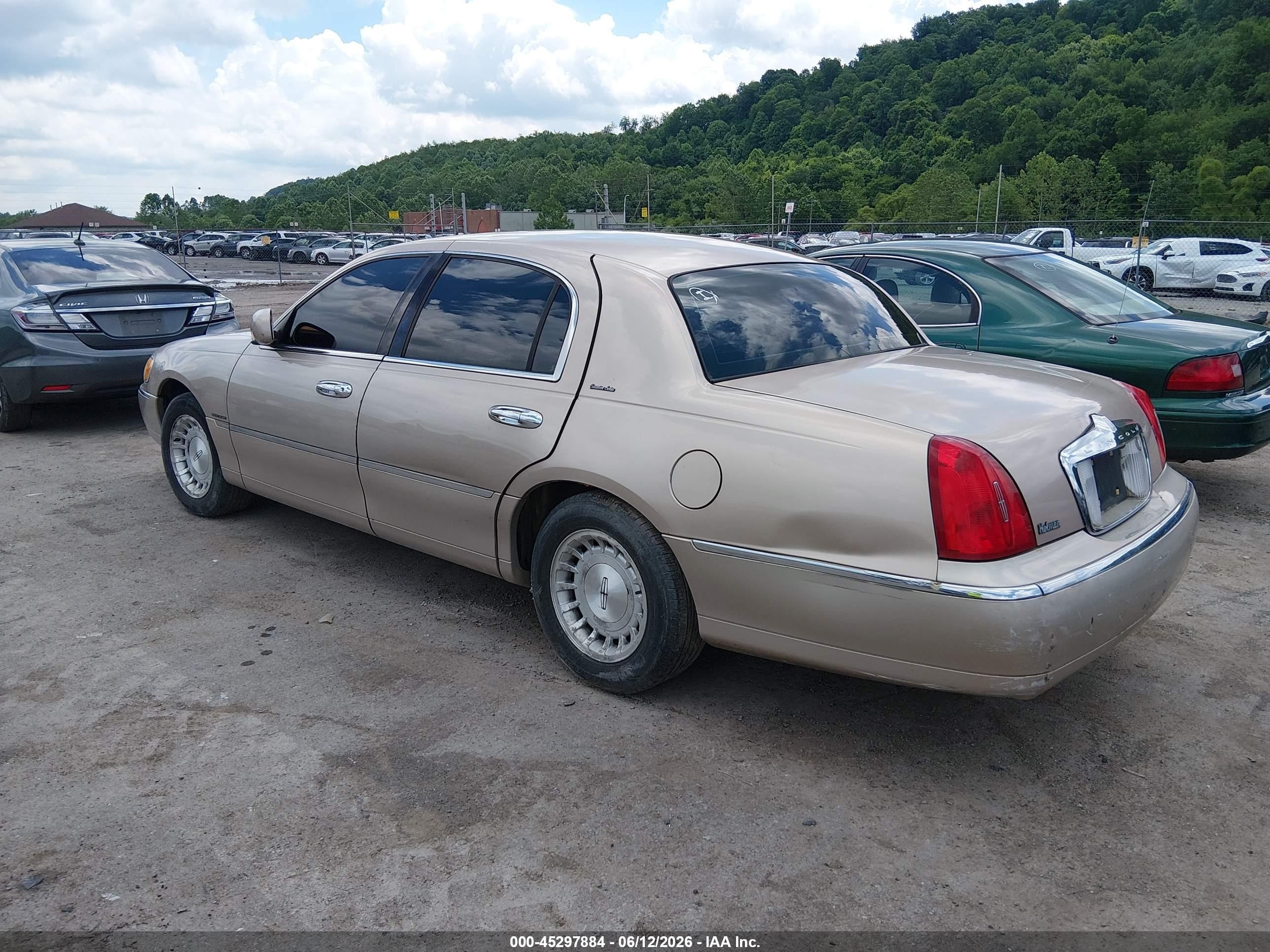 1998 Lincoln Town Car Executive Gold vin: 1LNFM81W9WY703375