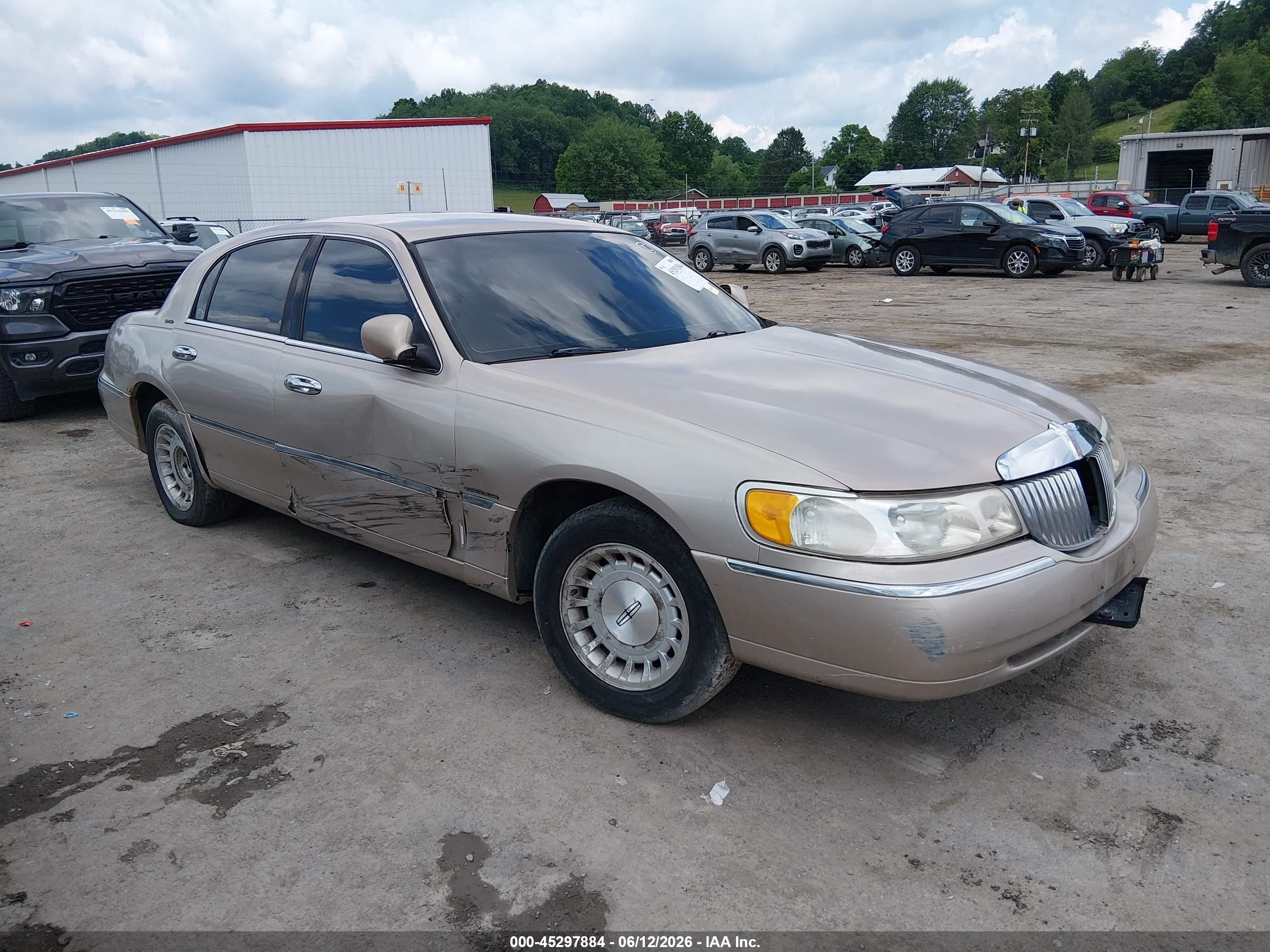 1998 Lincoln Town Car Executive Золотой vin: 1LNFM81W9WY703375