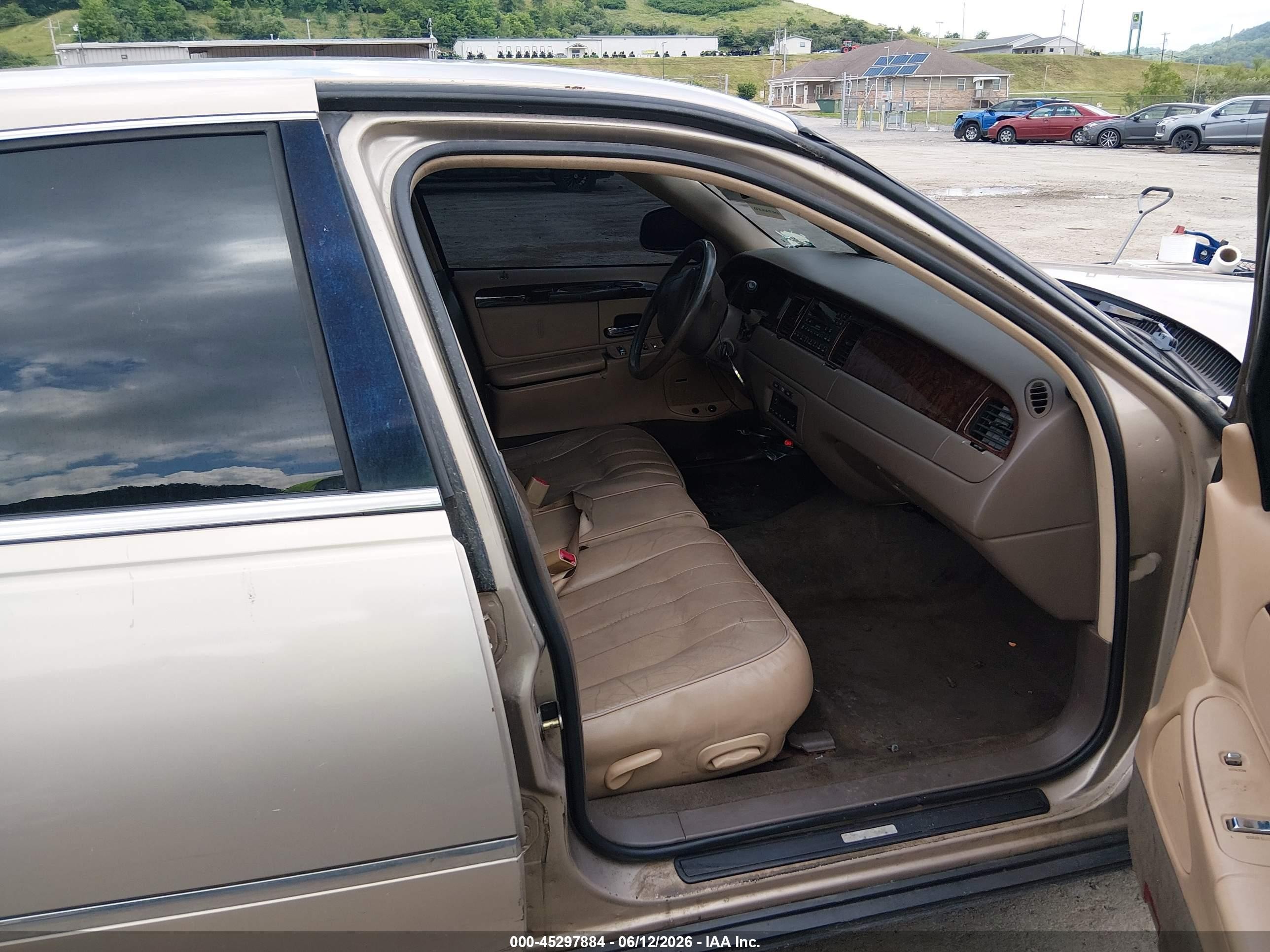 1998 Lincoln Town Car Executive Gold vin: 1LNFM81W9WY703375