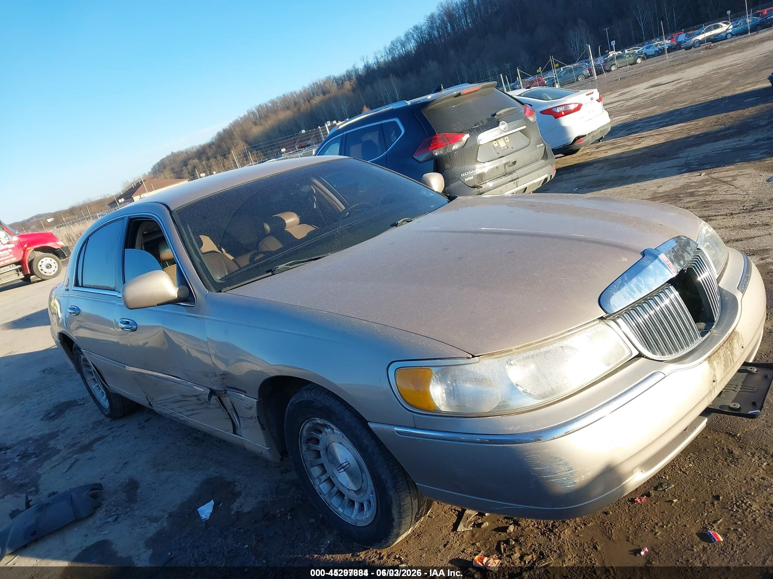 1998 Lincoln Town Car Executive Gold vin: 1LNFM81W9WY703375