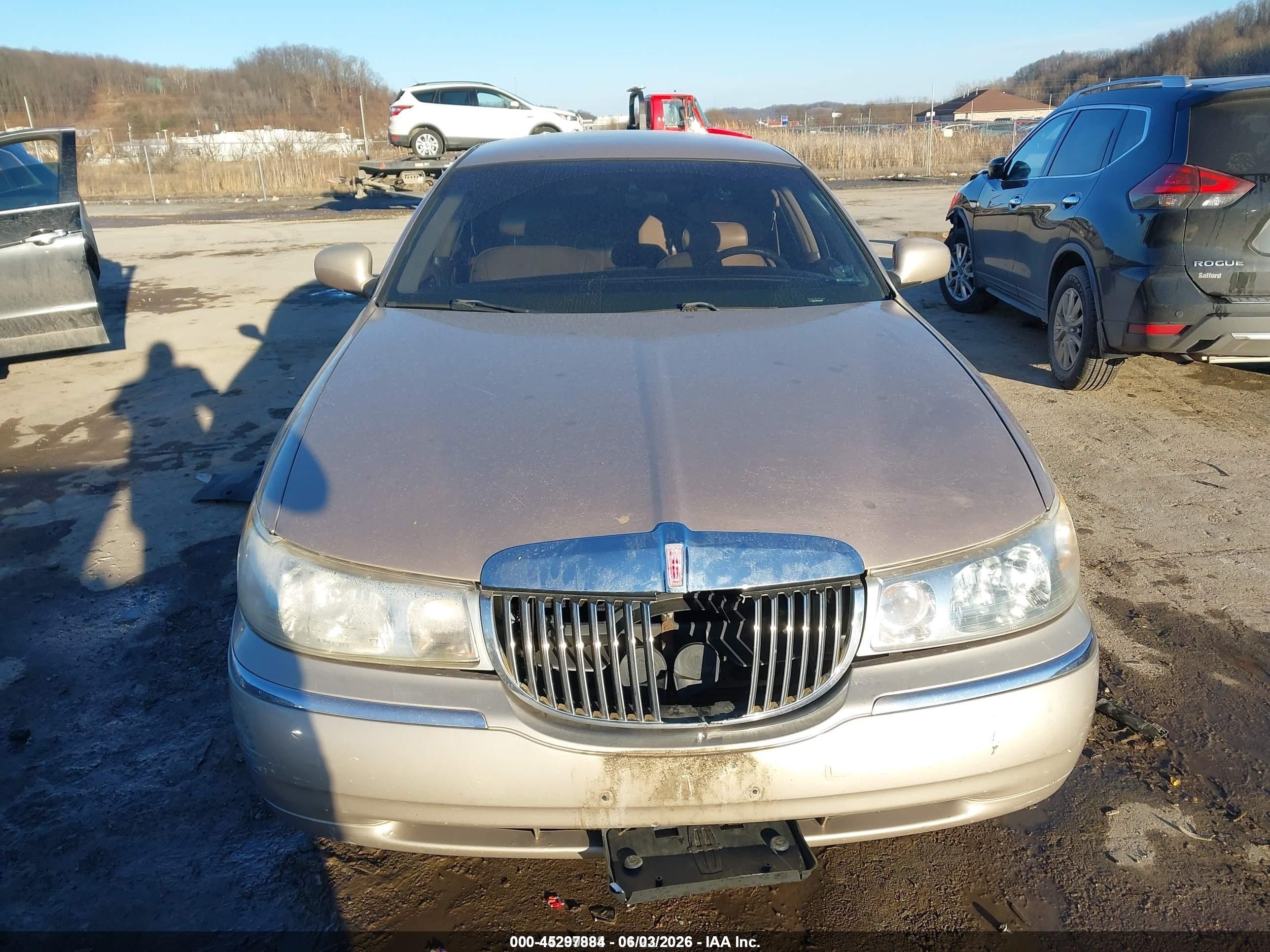 1998 Lincoln Town Car Executive Gold vin: 1LNFM81W9WY703375