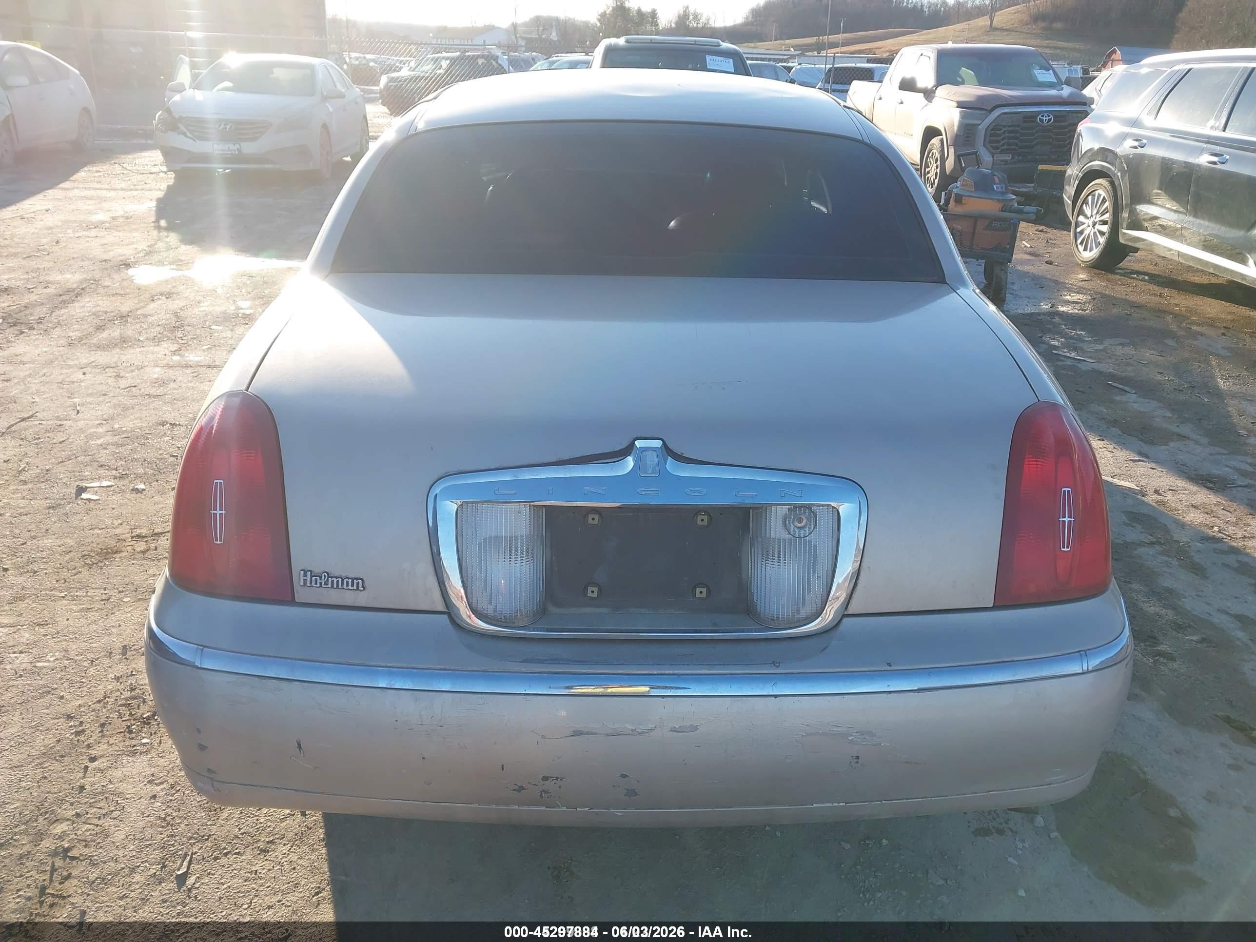 1998 Lincoln Town Car Executive Gold vin: 1LNFM81W9WY703375