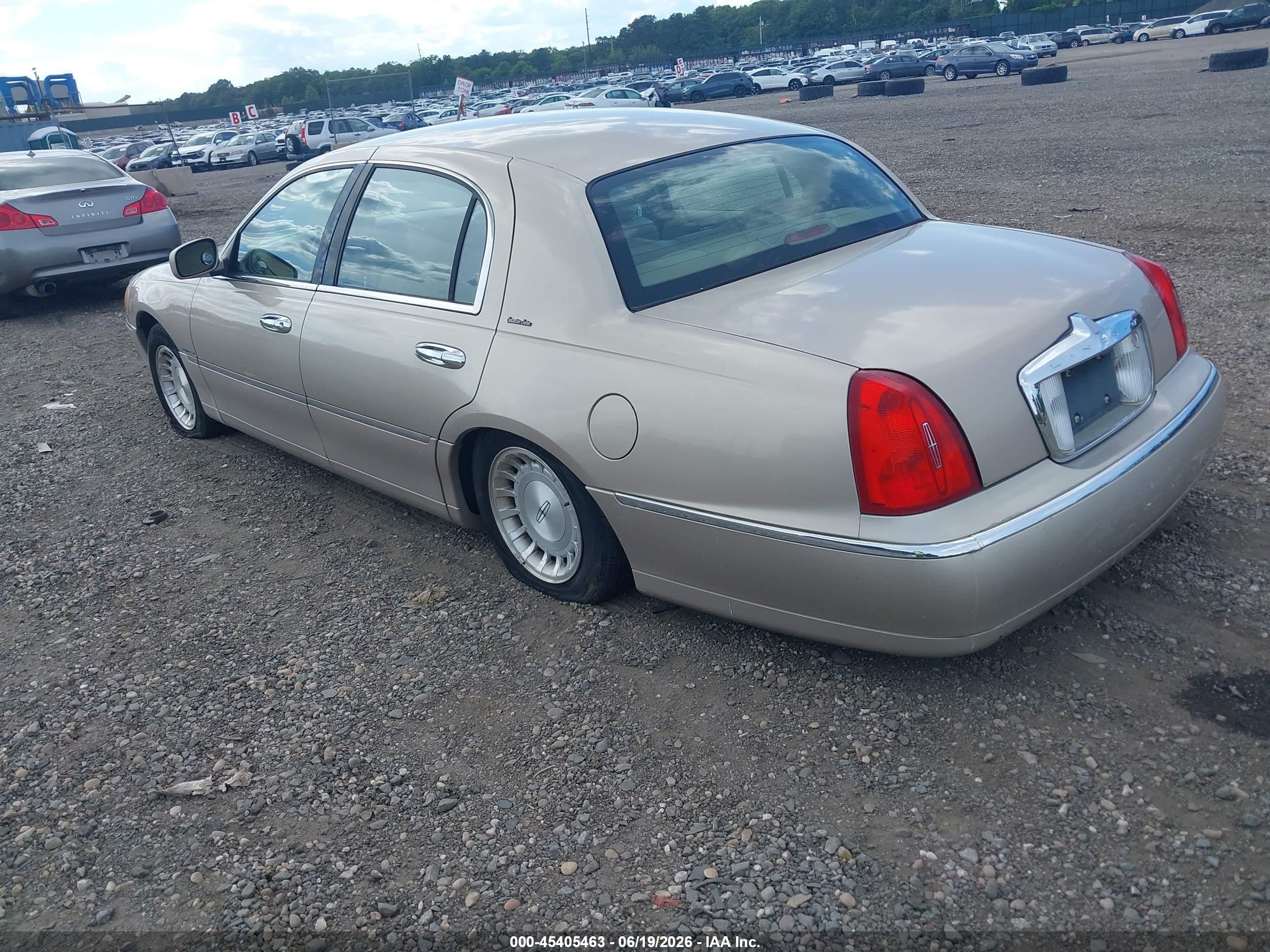1998 Lincoln Town Car Executive Gold vin: 1LNFM81WXWY727670