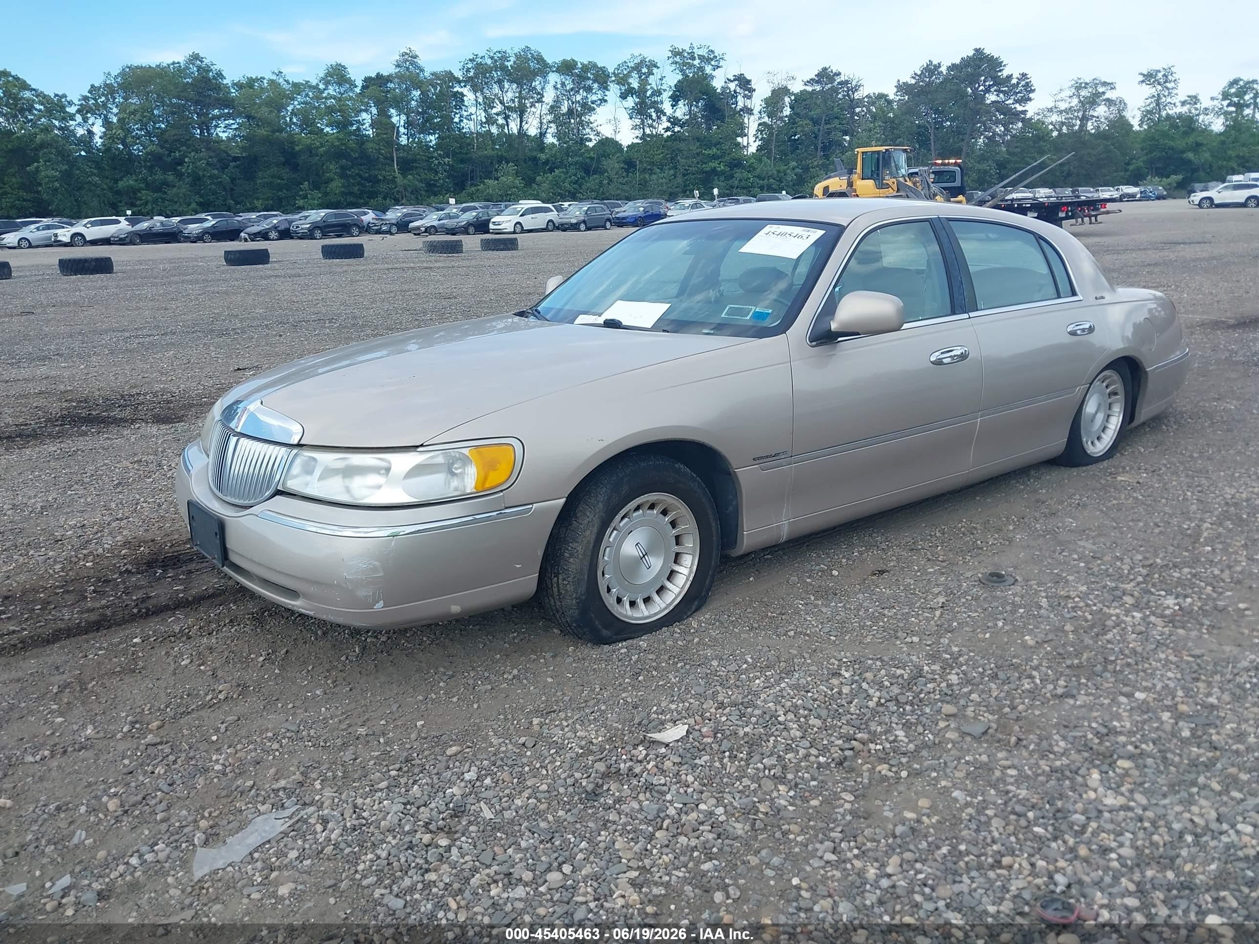 1998 Lincoln Town Car Executive Gold vin: 1LNFM81WXWY727670