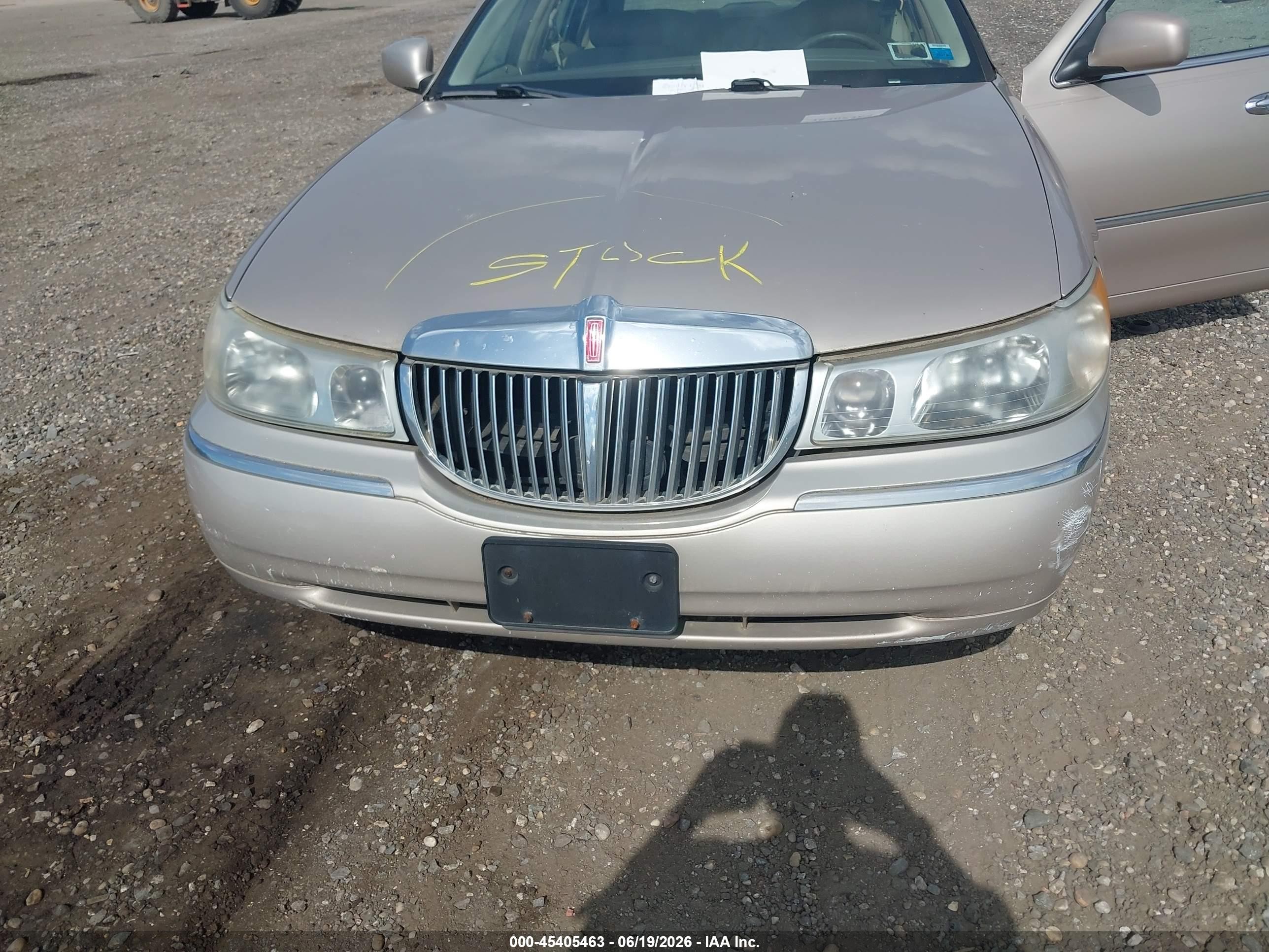 1998 Lincoln Town Car Executive Gold vin: 1LNFM81WXWY727670