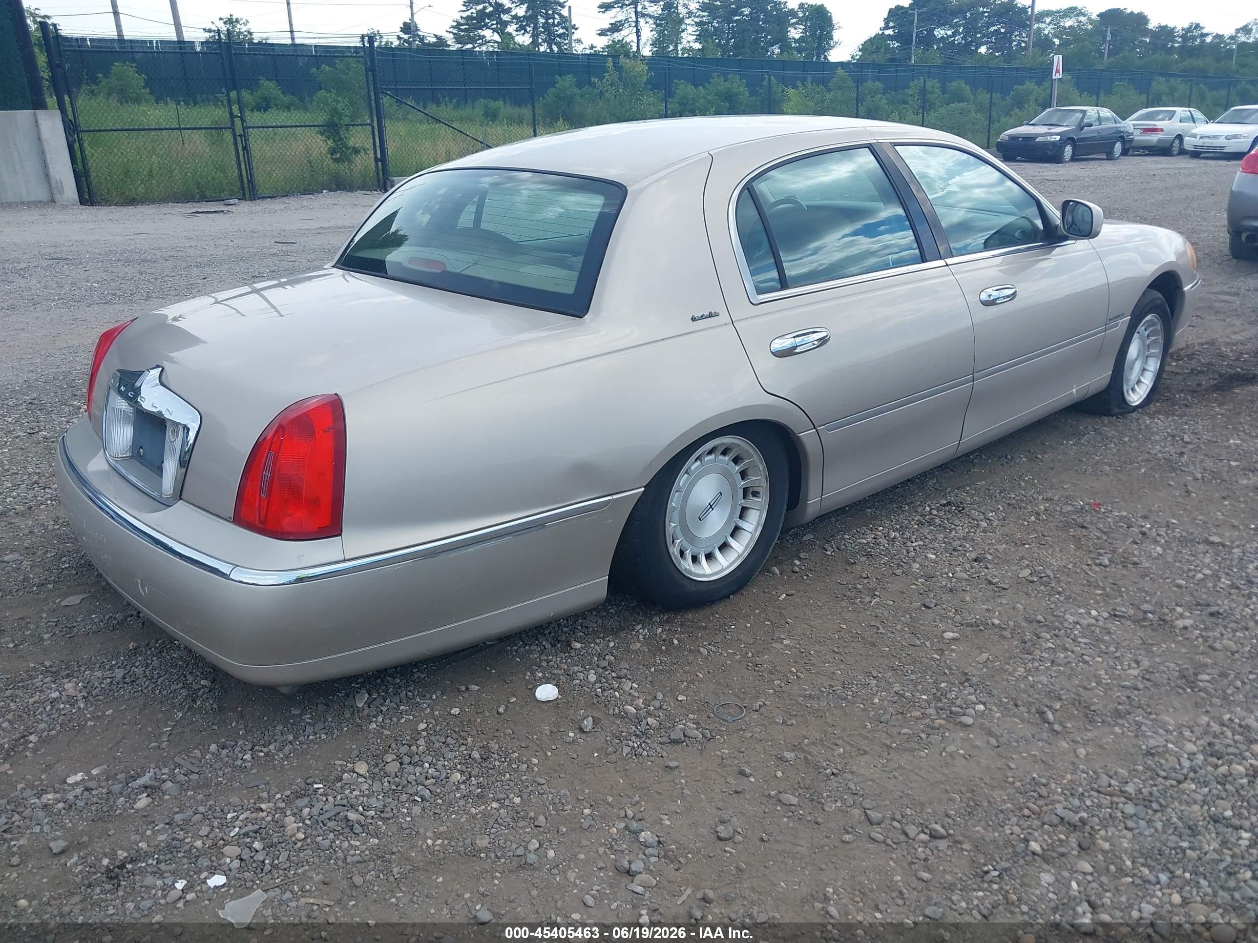 1998 Lincoln Town Car Executive Gold vin: 1LNFM81WXWY727670