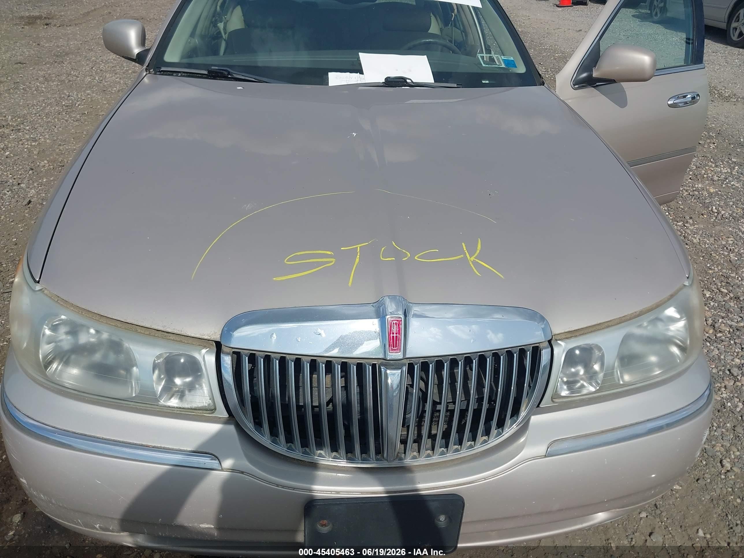 1998 Lincoln Town Car Executive Gold vin: 1LNFM81WXWY727670