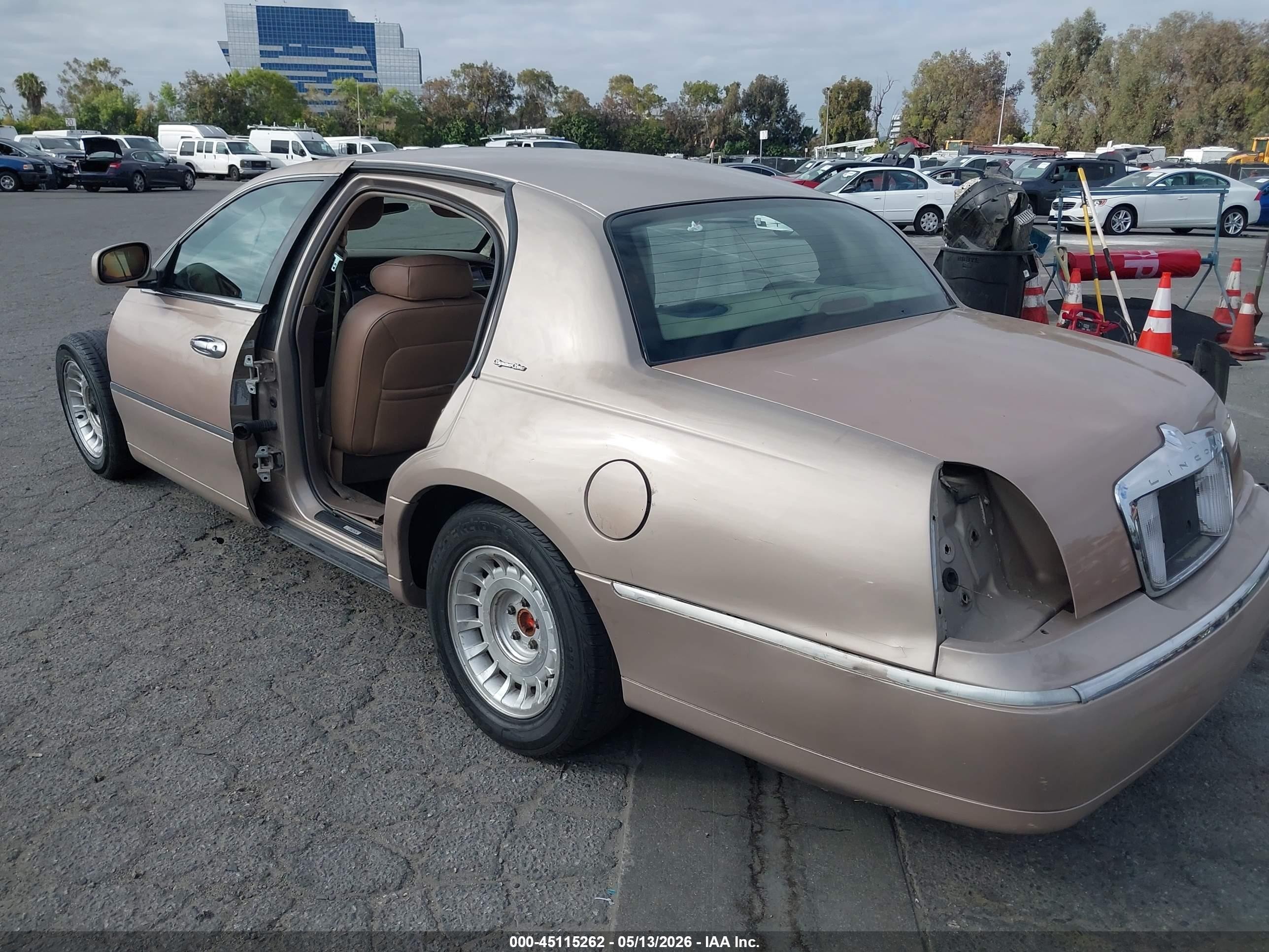 1998 Lincoln Town Car Signature Beige vin: 1LNFM82W0WY666750