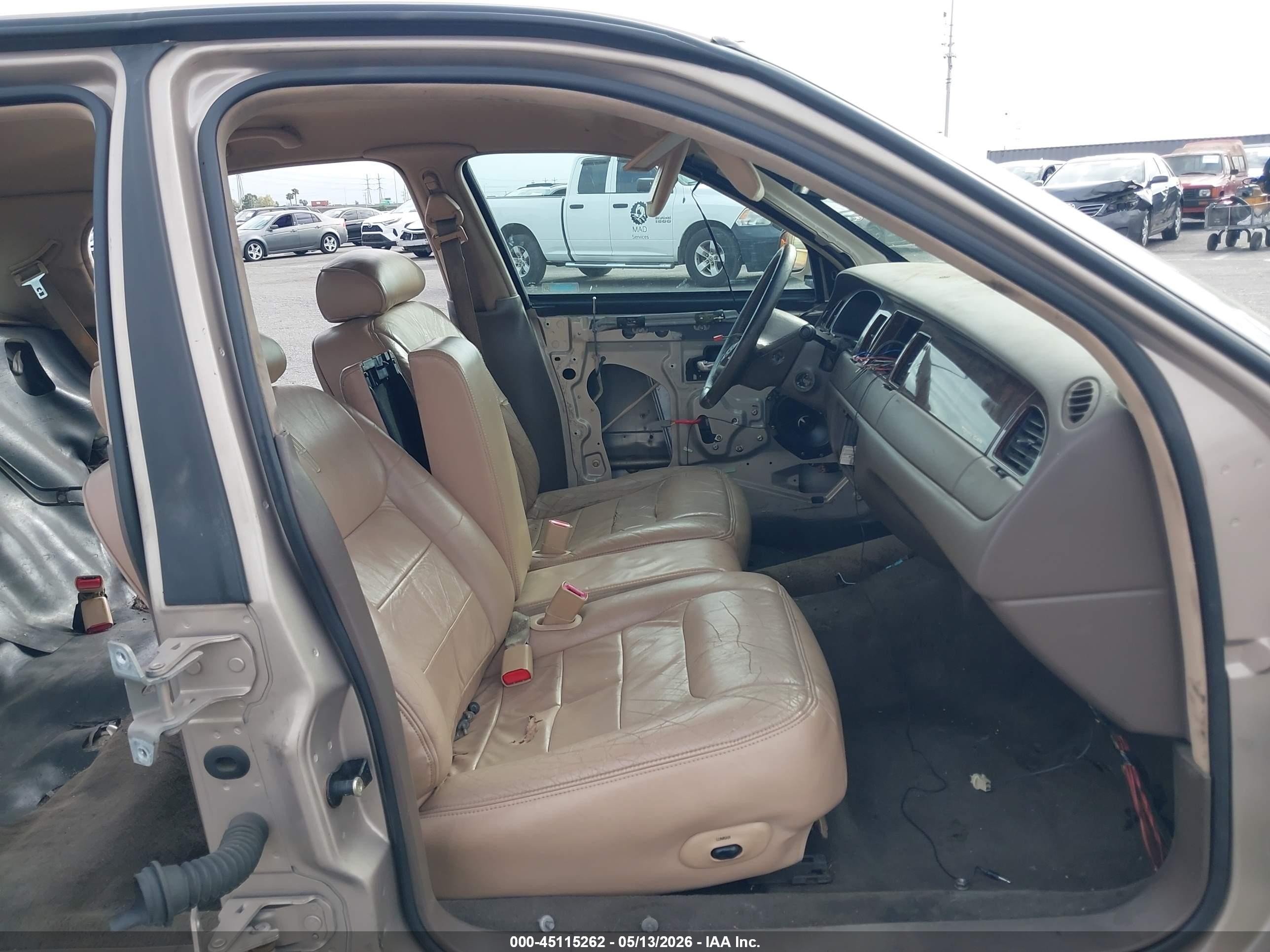 1998 Lincoln Town Car Signature Beige vin: 1LNFM82W0WY666750